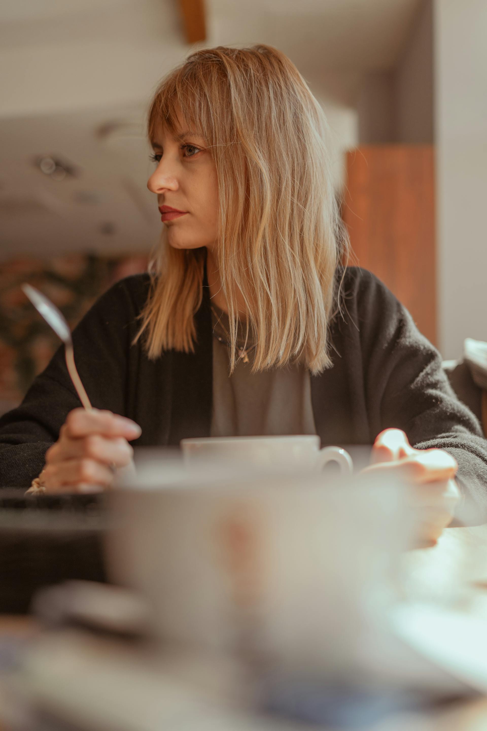 Eine Frau sitzt in einem Café | Quelle: Pexels