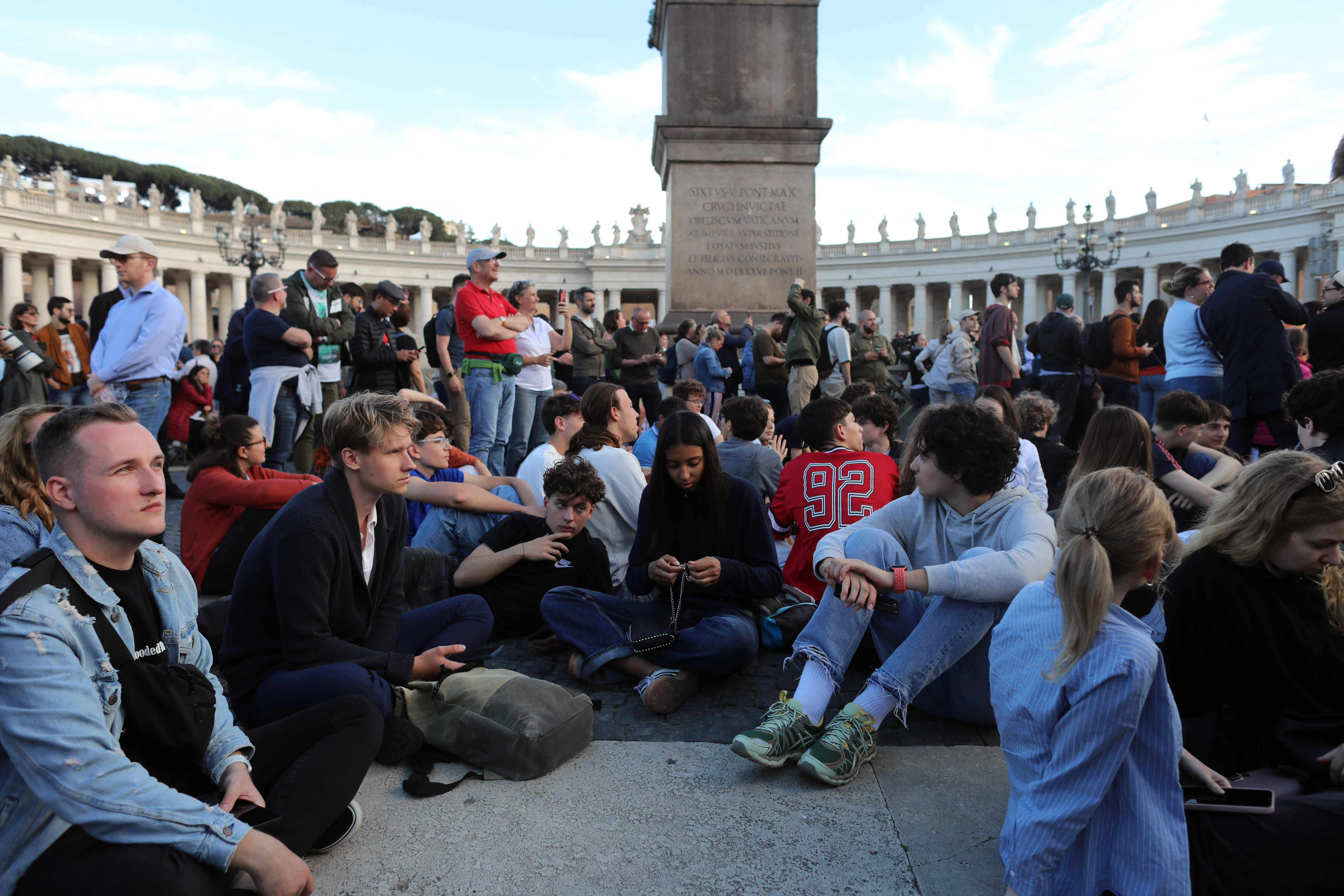 Menschen versammeln sich am 7. Mai 2025 auf dem Petersplatz in der Vatikanstadt für den ersten Tag des Konklaves | Quelle: Getty Images