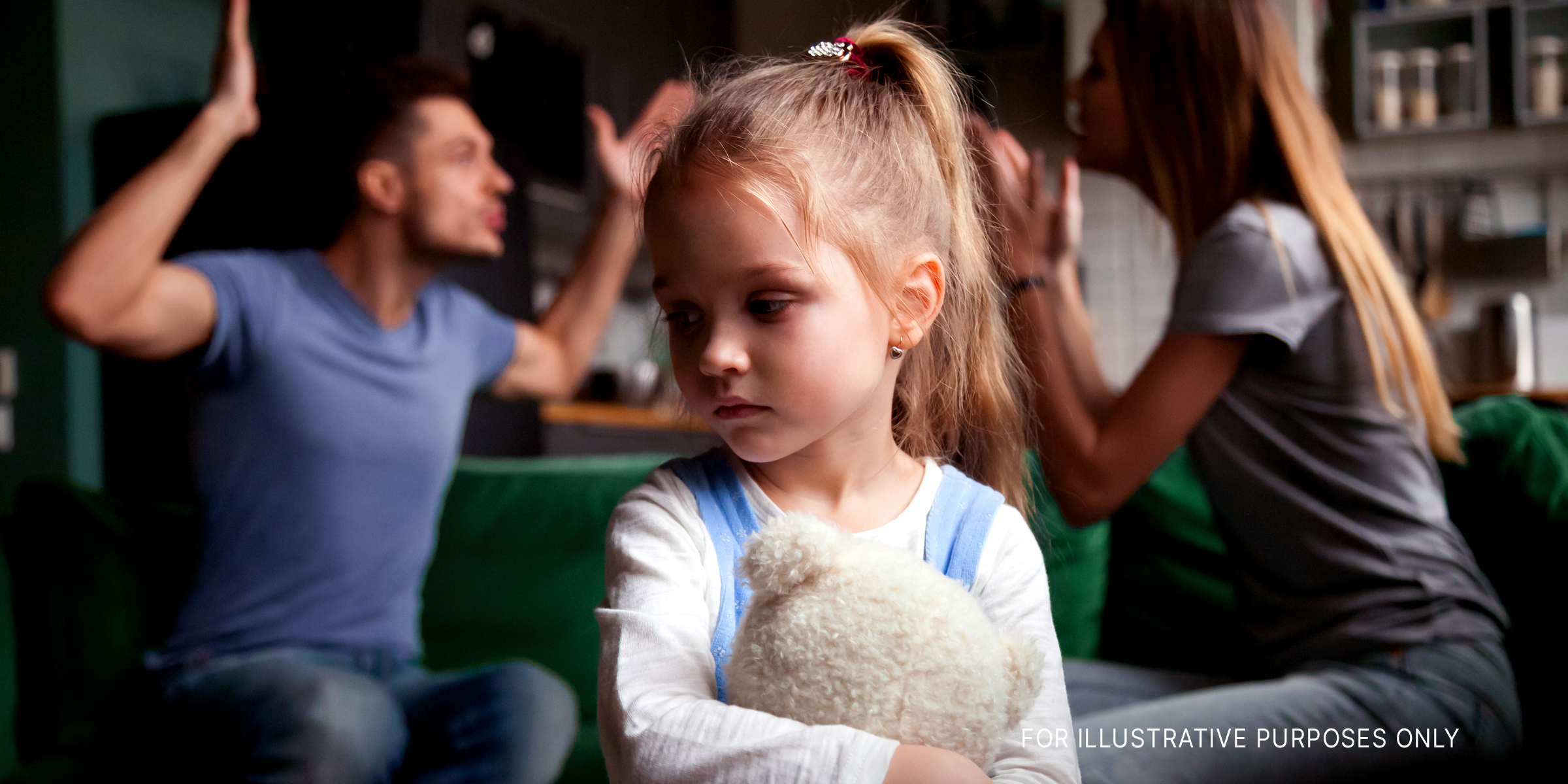 Mädchen, das traurig ist, während sich seine Eltern streiten | Quelle: Shutterstock