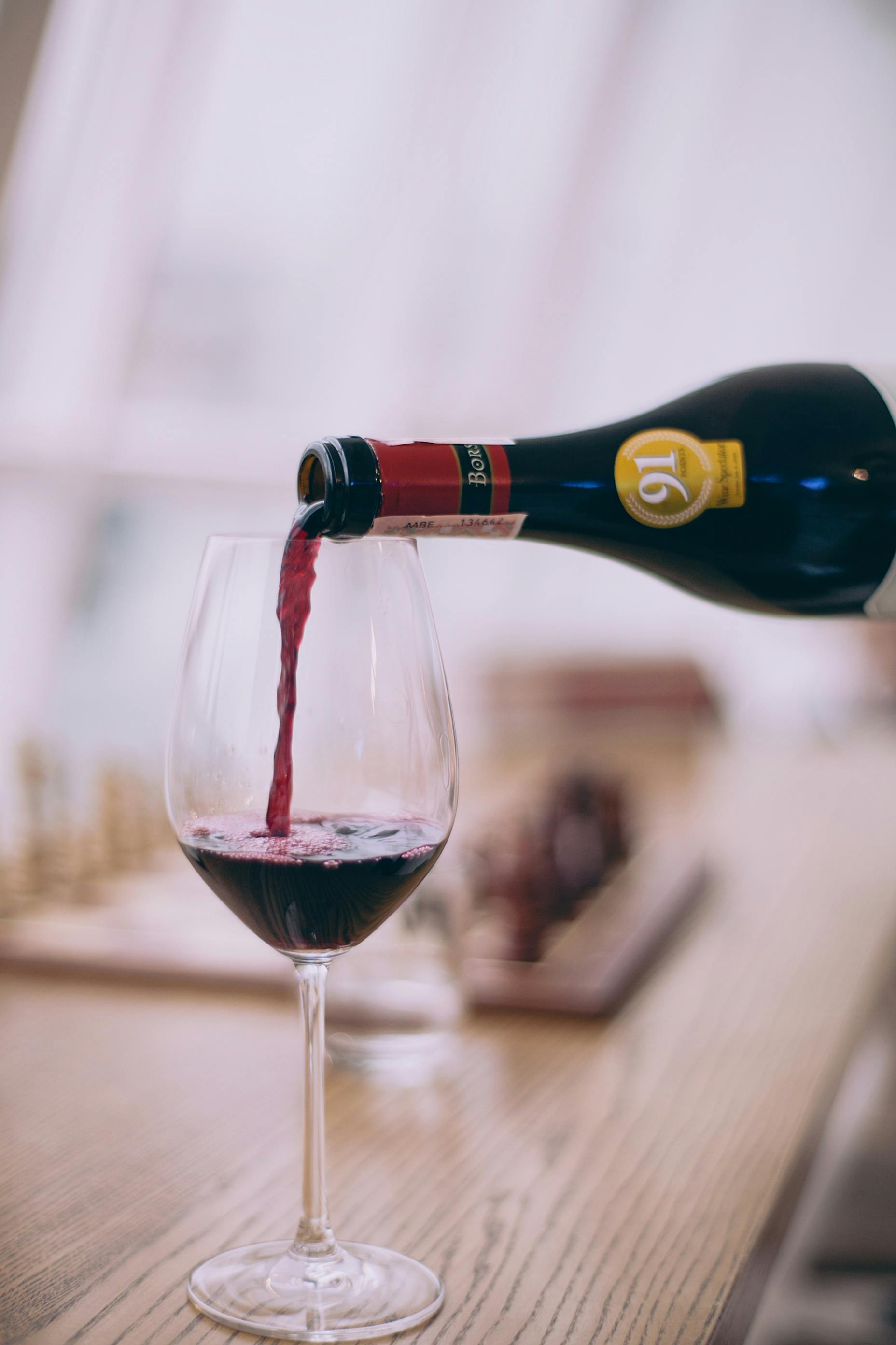 Rotwein wird in ein Glas gegossen | Quelle: Pexels