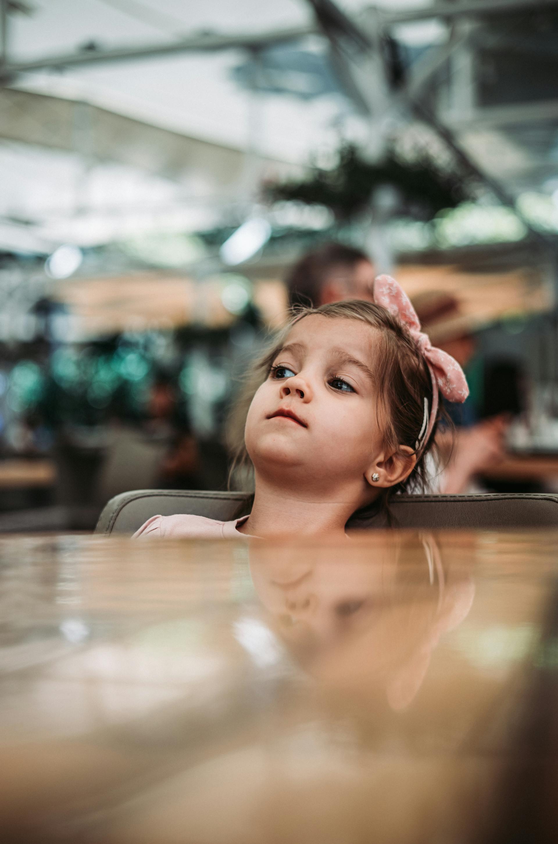 Ein Kind, das am Esstisch sitzt | Quelle: Pexels