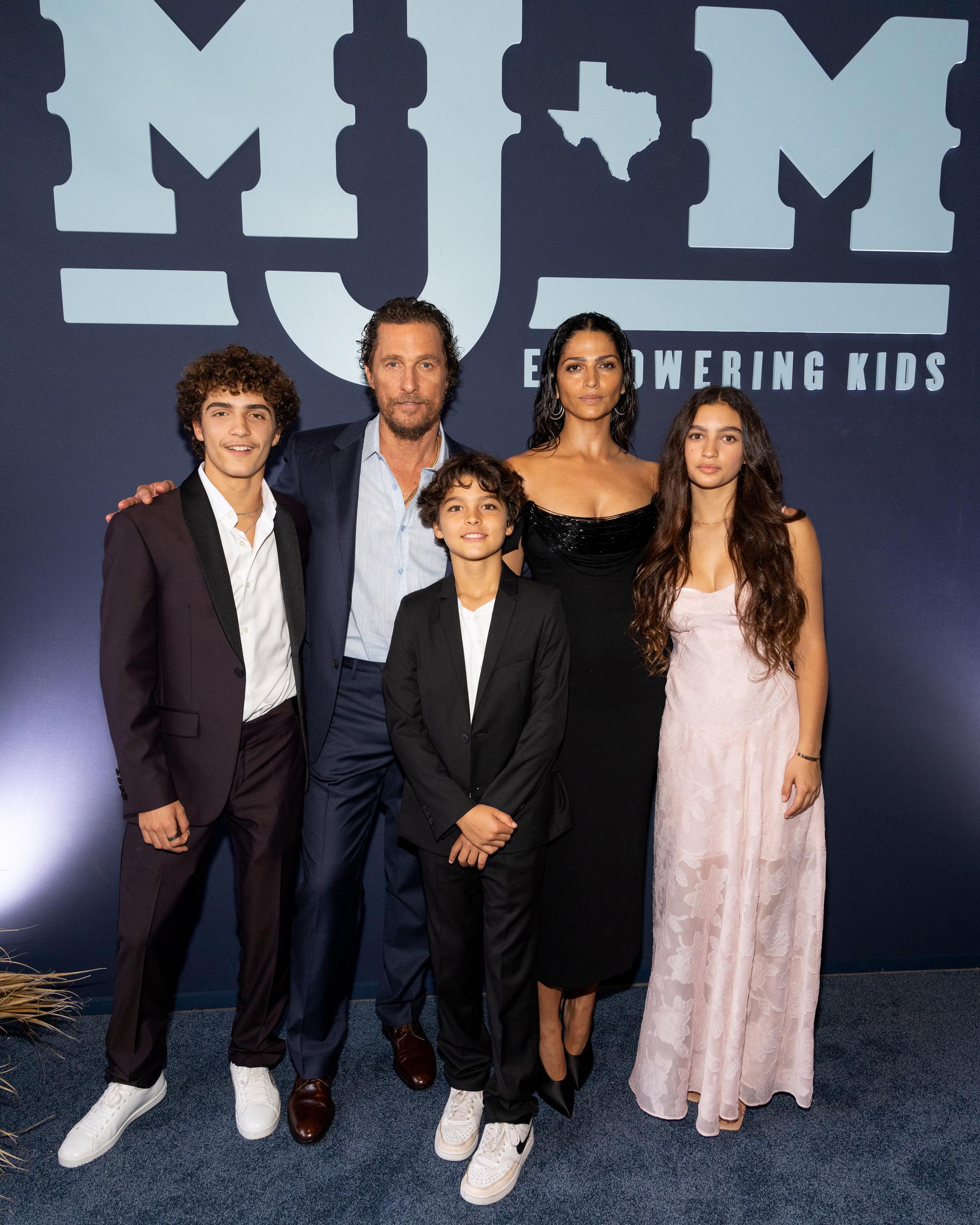 Levi, Matthew und Livingston McConaughey, Camila Alves McConaughey und Vida McConaughey bei der 12th Annual Mack, Jack & McConaughey Gala am 25. April 2024 in Austin, Texas | Quelle: Getty Images