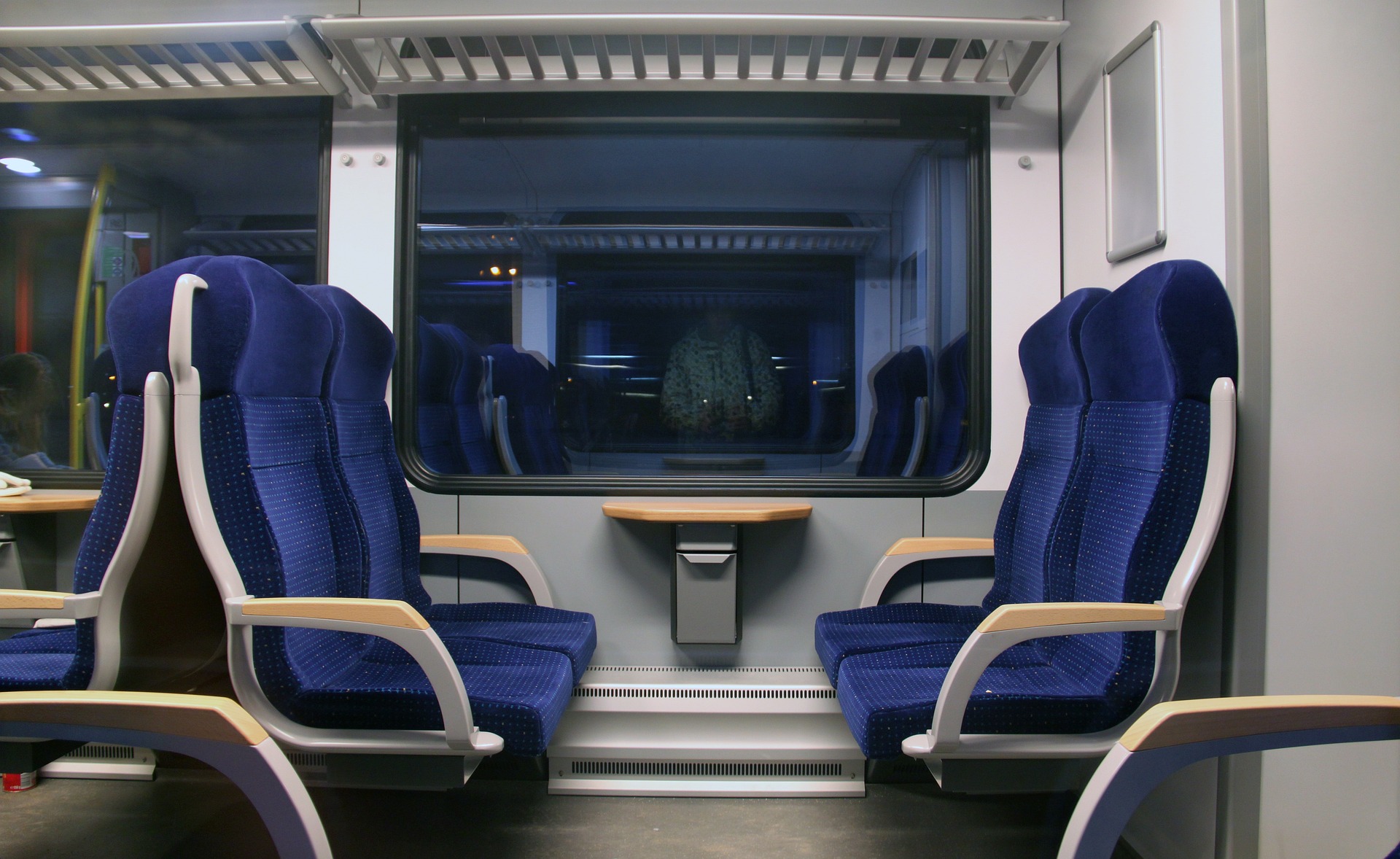 Blau gefärbte Sitze in einem Zug | Quelle: Pixabay
