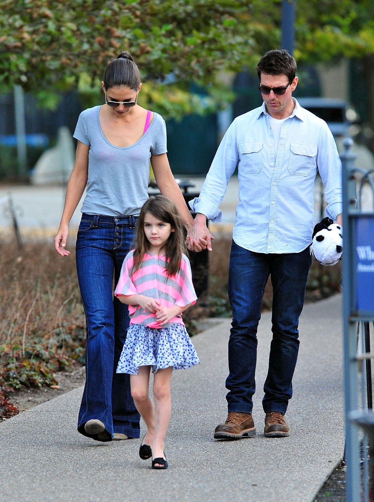 Katie Holmes und Tom Cruise gingen am 8. Oktober 2011 mit ihrer Tochter Suri in Pittsburgh, Pennsylvania, spazieren. Dieser Moment, der in einer kurzen Zeit aufgenommen wurde, als sie noch eine Familie waren, steht im Gegensatz zu ihrer späteren Entfremdung und der komplexen Beziehung, die darauf folgte. | Quelle: Getty Images