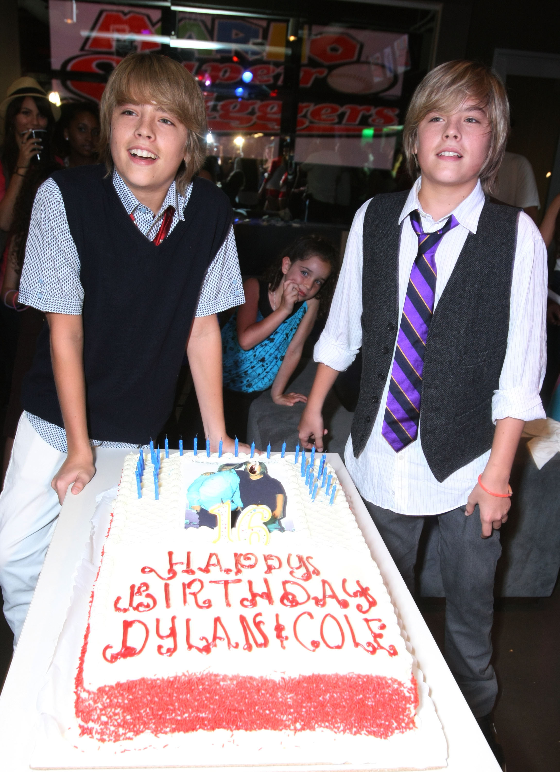 Cole und Dylan Sprouse auf der Party zu ihrem 16. Geburtstag, die von Nintendo am 9. August 2008 in Los Angeles, Kalifornien, veranstaltet wurde. | Quelle: Getty Images