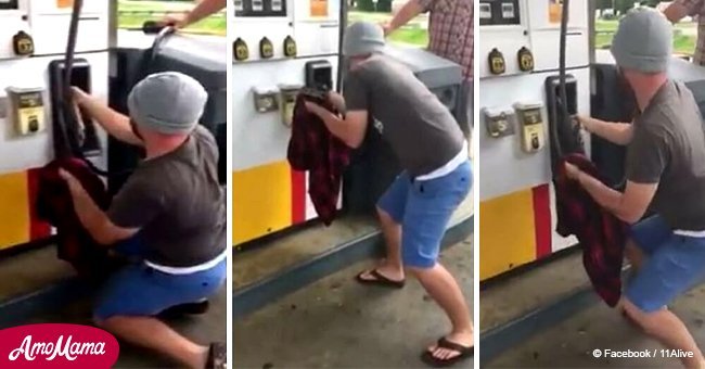 Ein Mann zieht eine 1,20m lange Schlange aus einem unerwarteten Ort bei einer Tankstelle. Es ist so schaurig