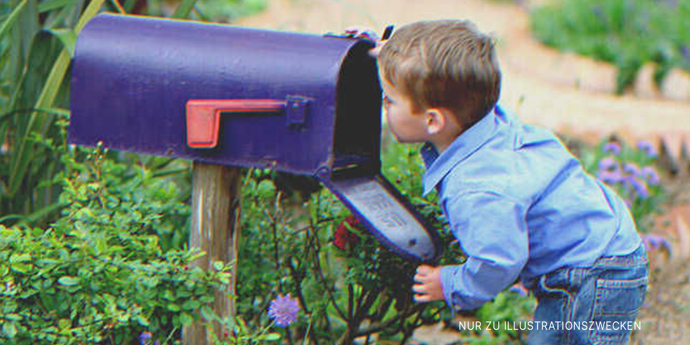 Kleiner Junge bei einem Briefkasten | Quelle: Getty Images