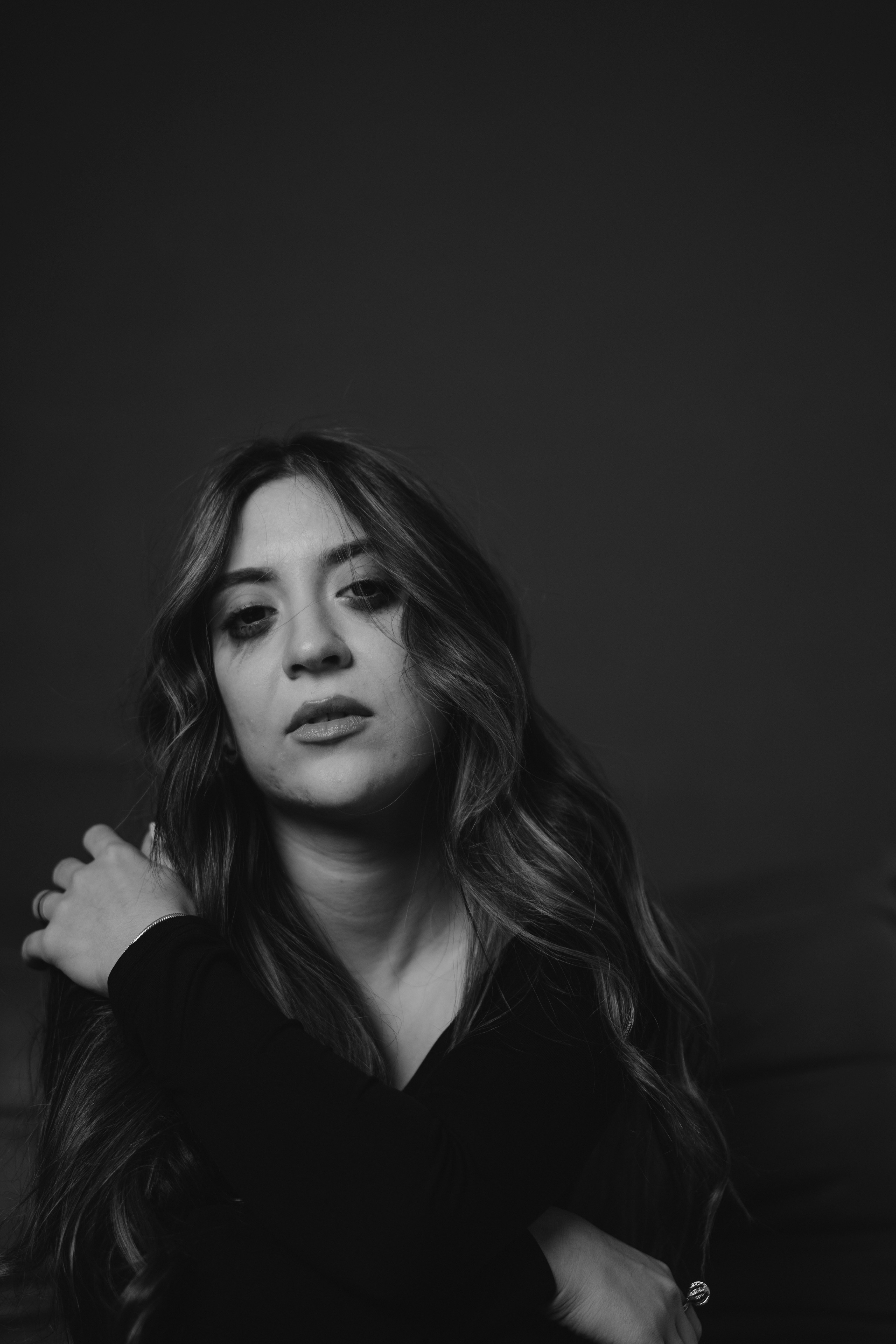 Eine Nahaufnahme einer nachdenklichen Frau | Quelle: Unsplash