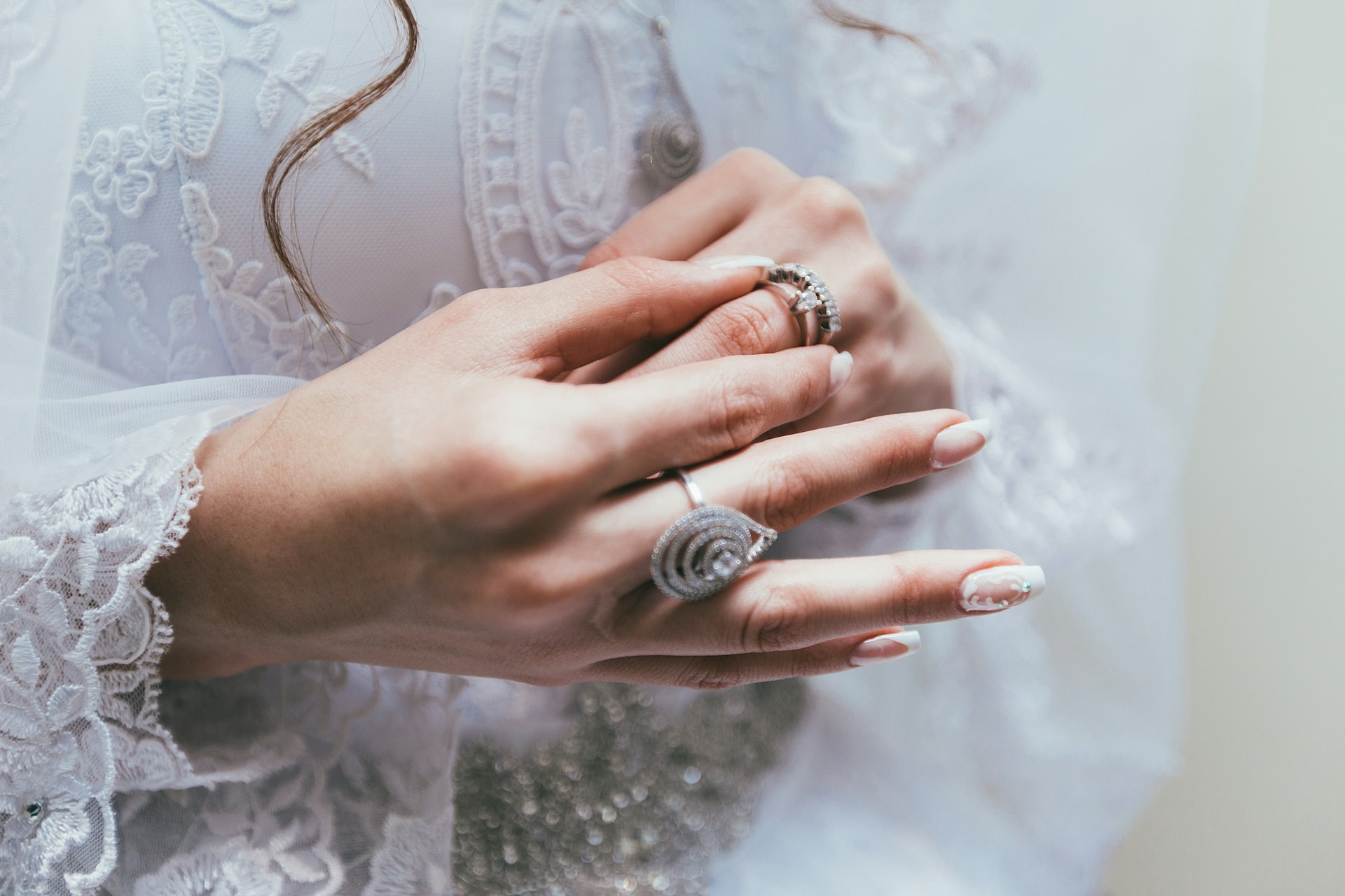 Eine Frau nimmt ihren Ring ab | Quelle: Unsplash
