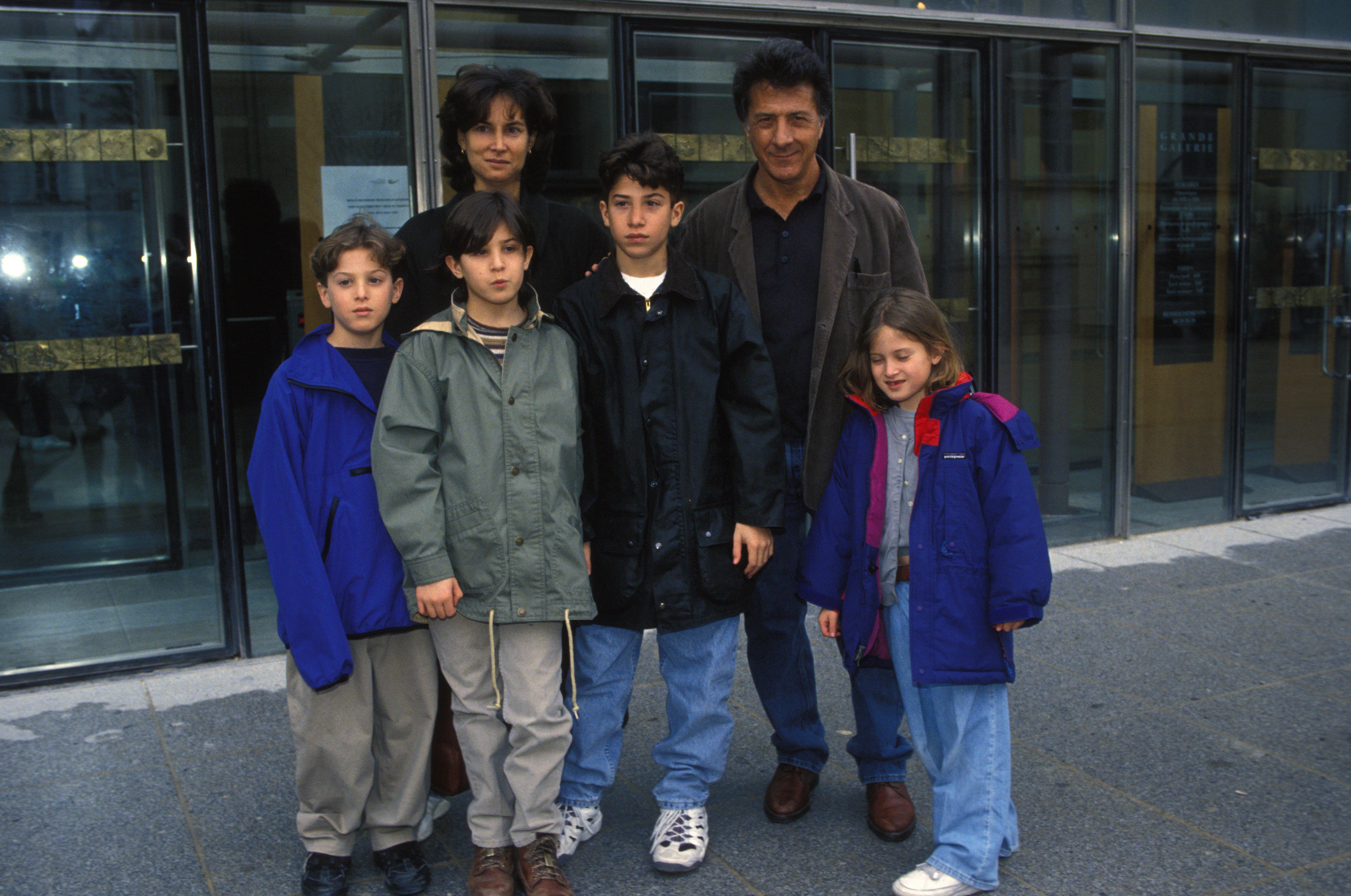 Die Frau, der Schauspieler und ihre Kinder in Paris, Frankreich, im Jahr 1992. | Quelle: Getty Images