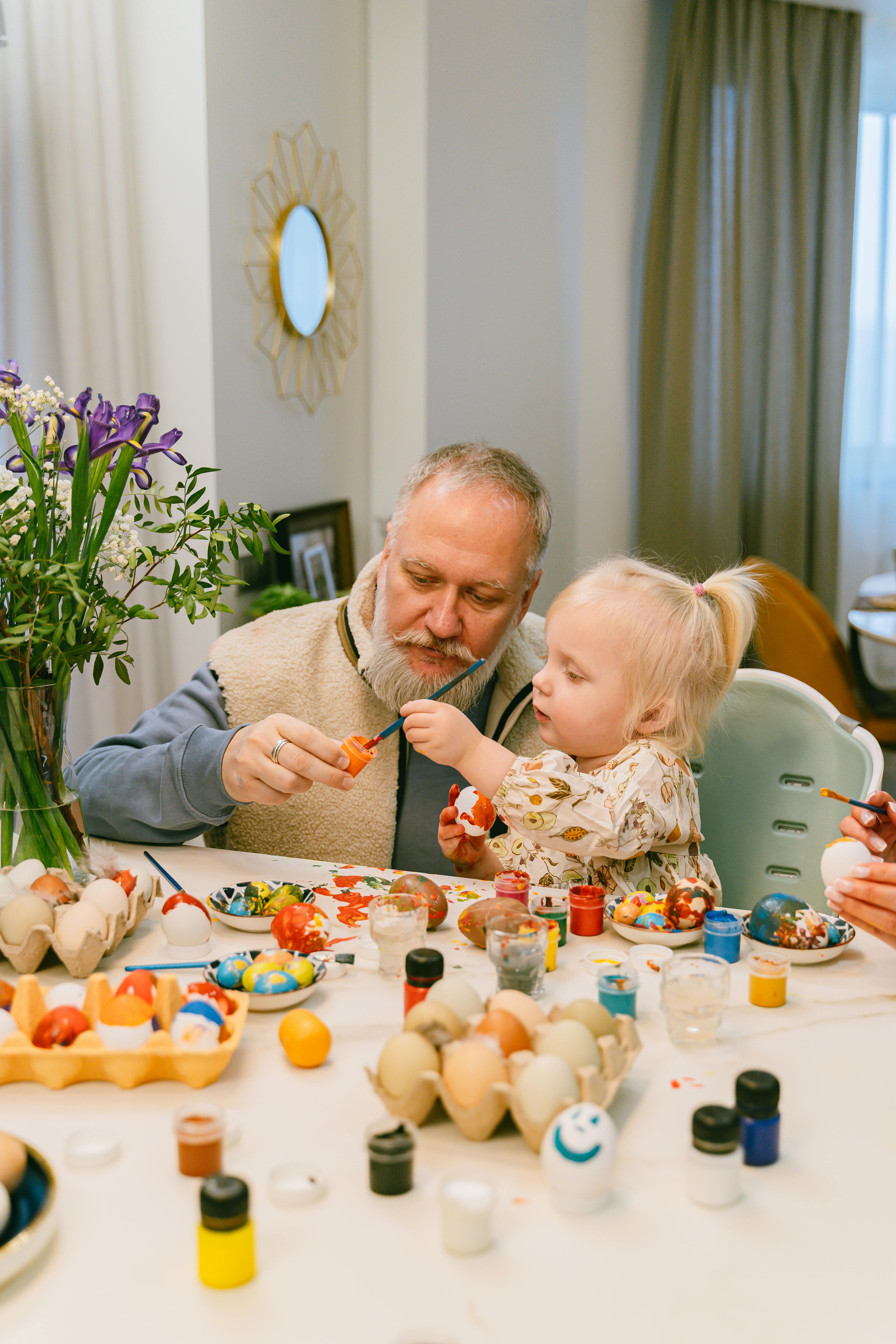 Ein Großvater spielt mit seiner Enkelin | Quelle: Pexels