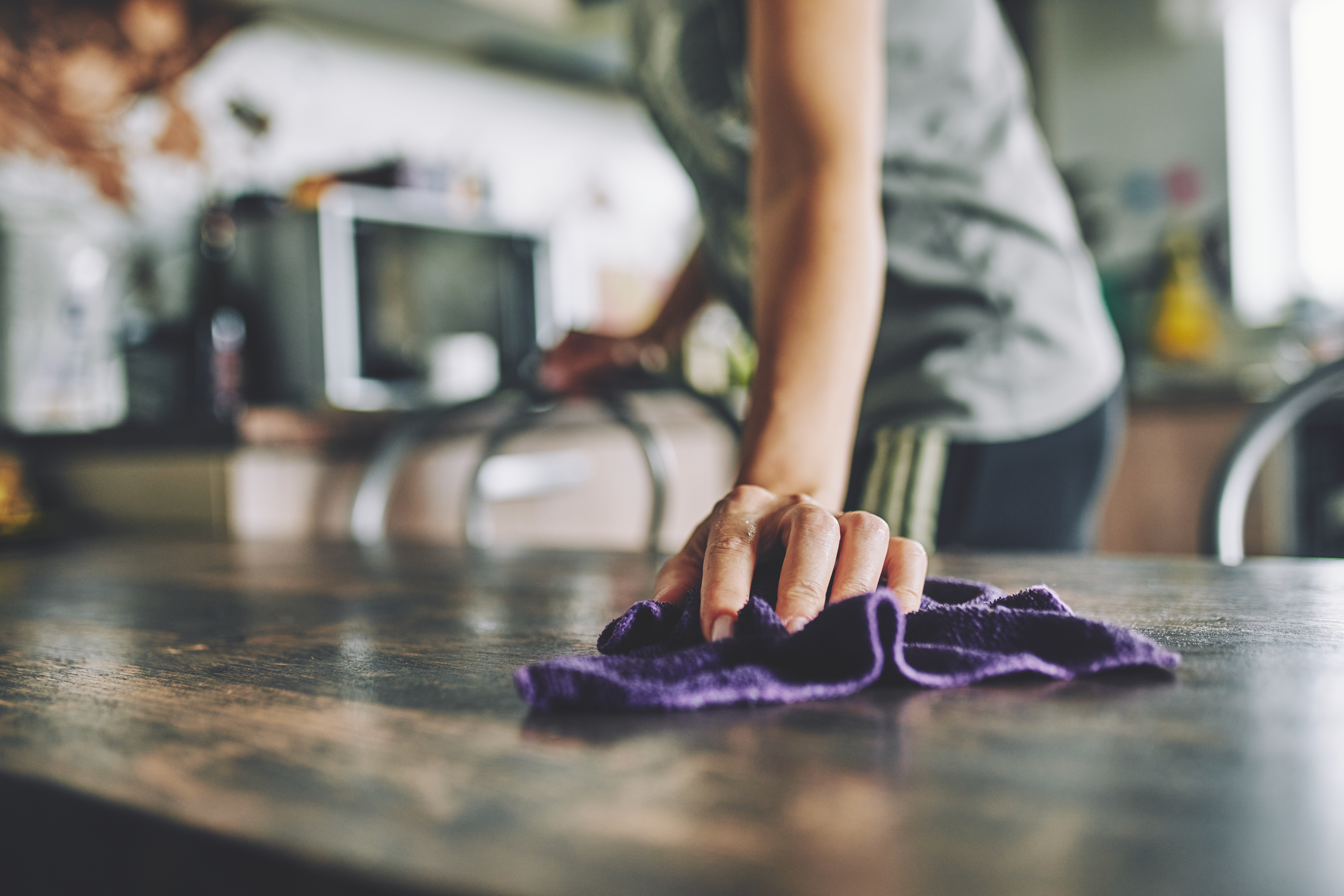 Eine Frau putzt einen Tresen | Quelle: Getty Images