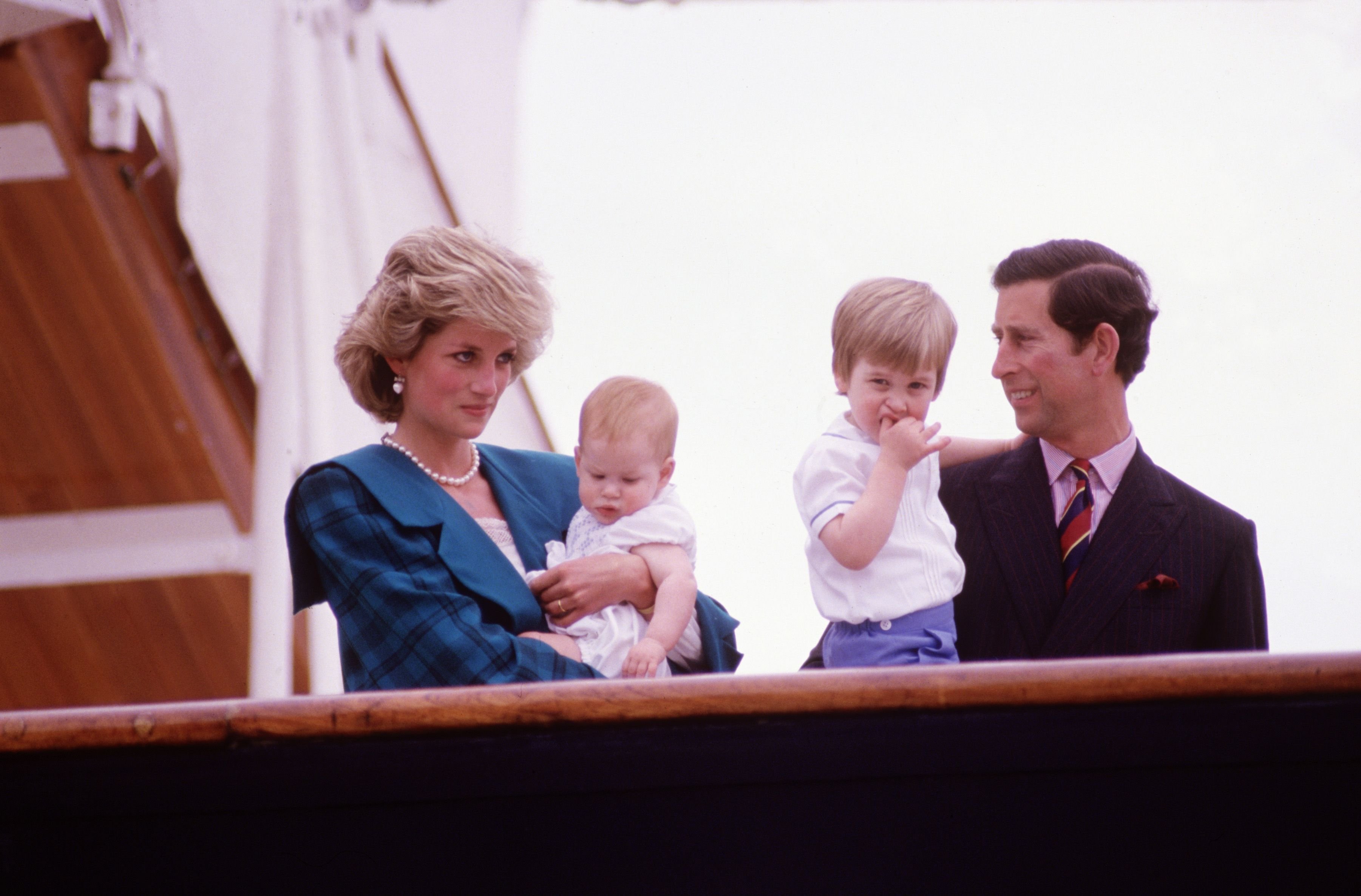 Diana, Prinzessin von Wales und Charles, Prinz von Wales mit Prinz Harry und Prinz William auf dem Deck der Royal Yacht Britannia, 1985 | Quelle: Getty Images