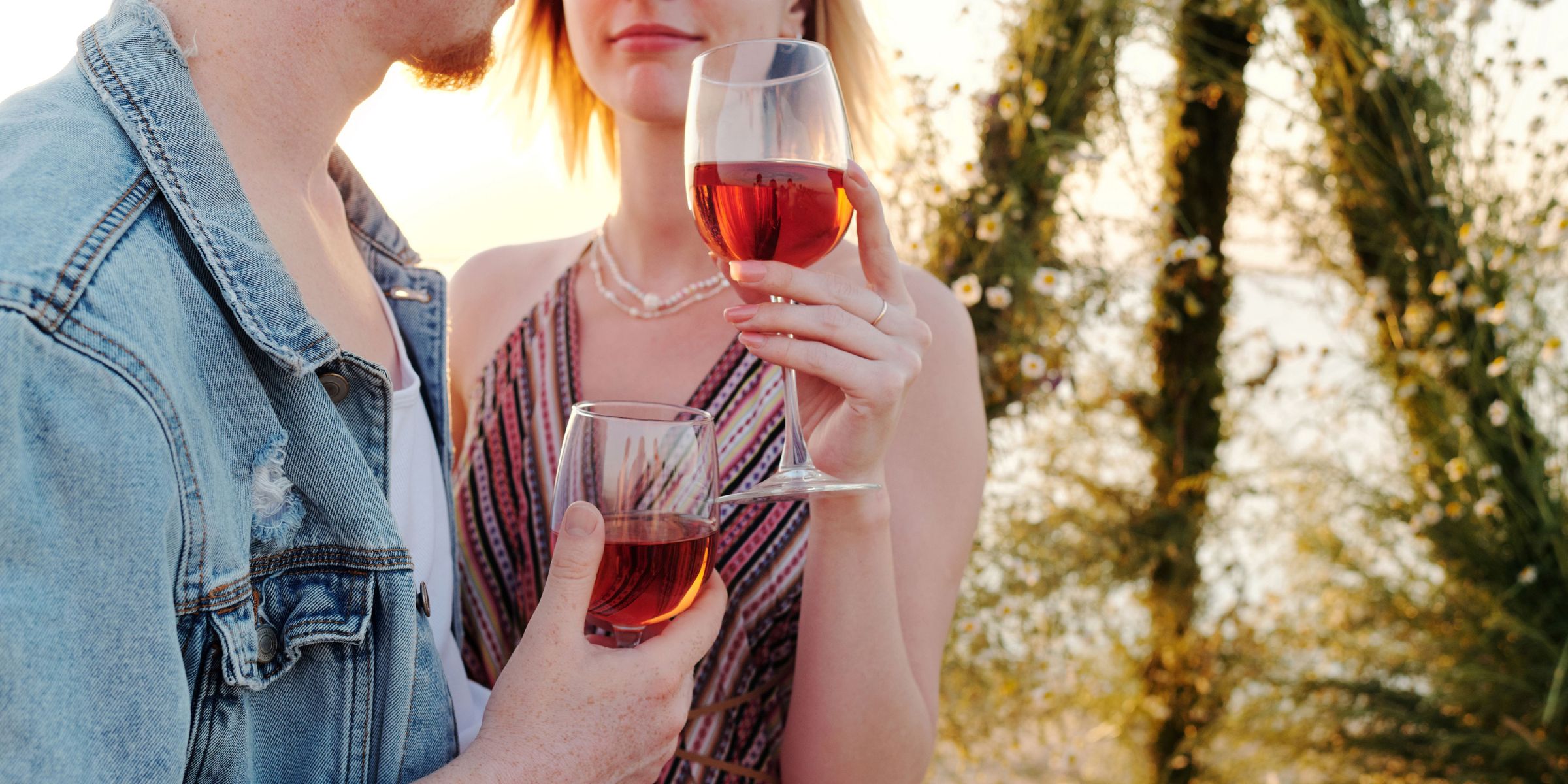 Ein Paar, das gemeinsam Wein trinkt | Quelle: Pexels