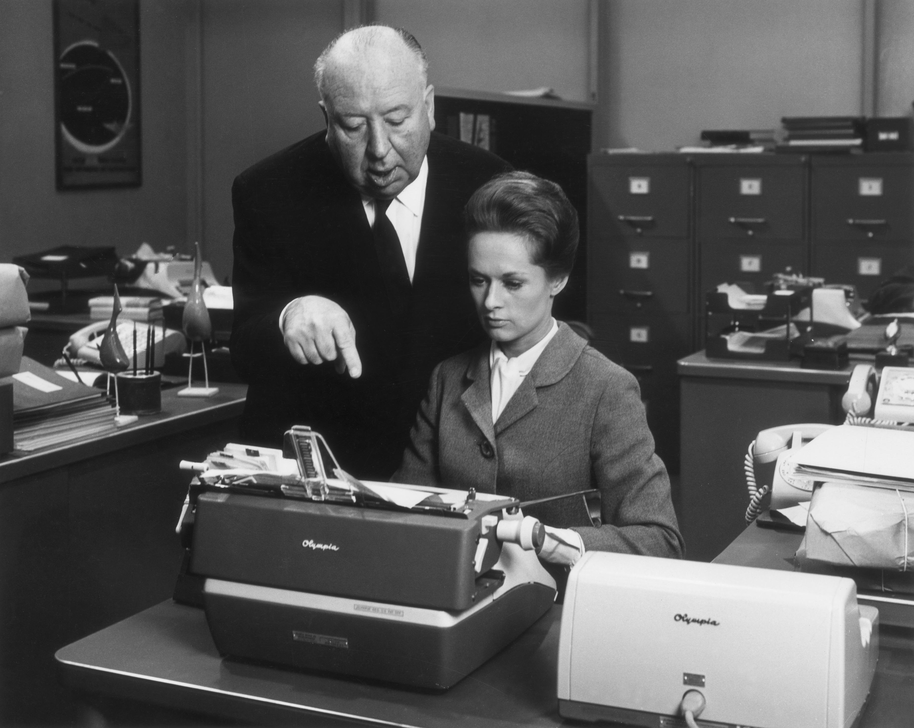 Alfred Hitchcock und Tippi Hedren am Set des Films "Marnie" im Jahr 1964. | Quelle: Getty Images