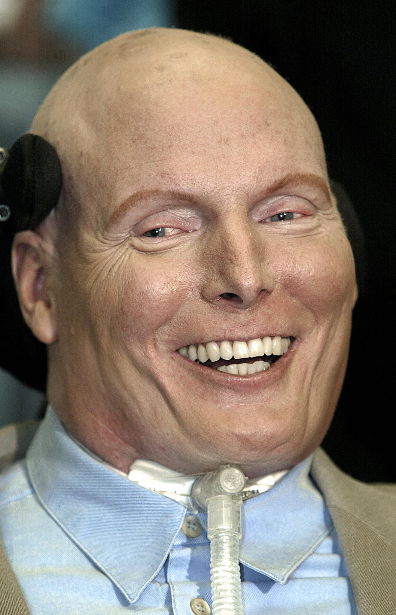 Christopher Reeve während einer Pressekonferenz am 7. Mai 2003 in Washington, D.C. | Quelle: Getty Images