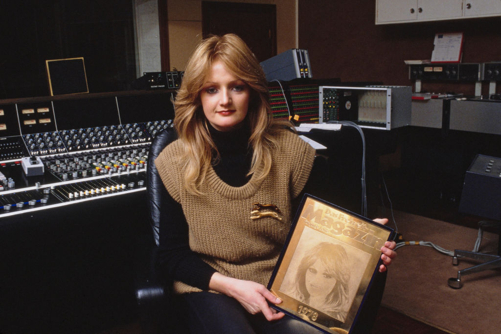 Die walisische Sängerin Bonnie Tyler mit dem Goldpreis der Leserwahl von 1978, der ihr 1978 von der deutschen Jugendzeitschrift „Das Freizeit-Magazin“ überreicht wurde. Das Foto entstand in den RAK Studios in der Charlbert Street in St John’s Wood, London. | Quelle: Getty Images