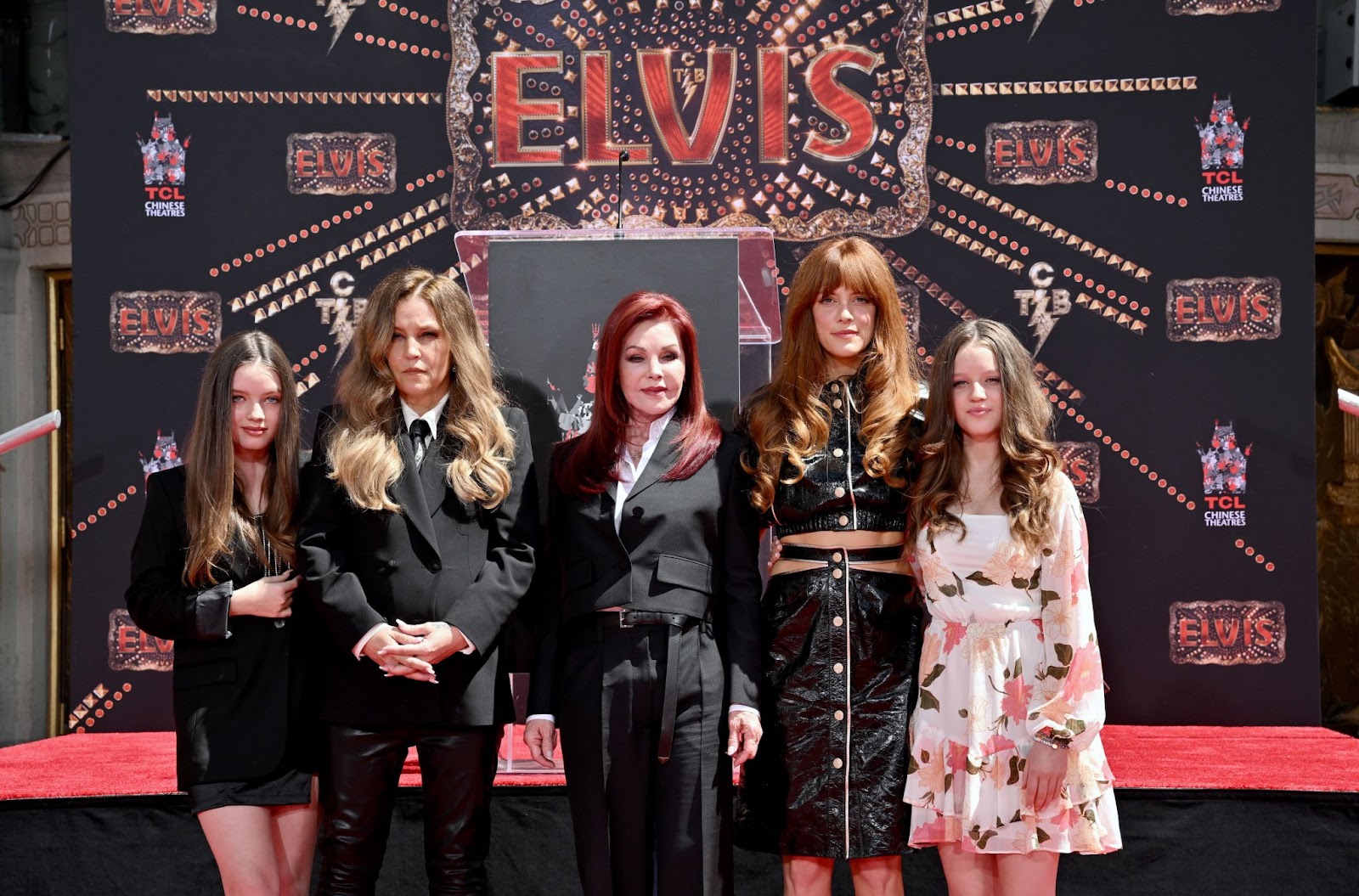 Harper Lockwood, Lisa Marie und Priscilla Presley mit Riley Keough und Finley Lockwood bei der Handabdruck-Zeremonie zu Ehren von drei Generationen der Presleys am 21. Juni 2022 in Hollywood, Kalifornien. | Quelle: Getty Images