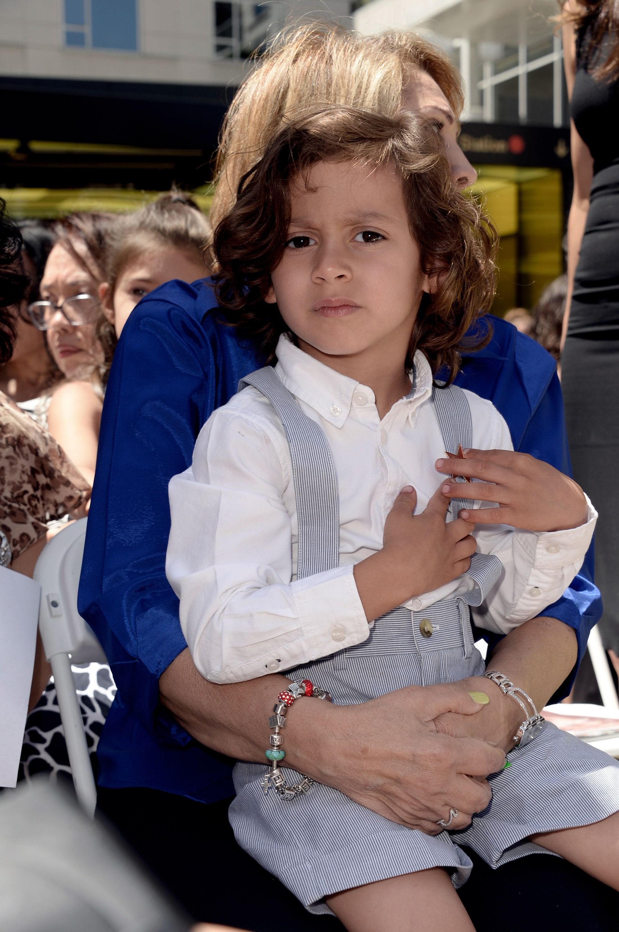 Maximilian David Muñiz posiert, während seine Mutter Jennifer Lopez mit dem 2500. Stern auf dem Hollywood Walk of Fame am 20. Juni 2013 in Los Angeles, Kalifornien, geehrt wird. | Quelle: Getty Images