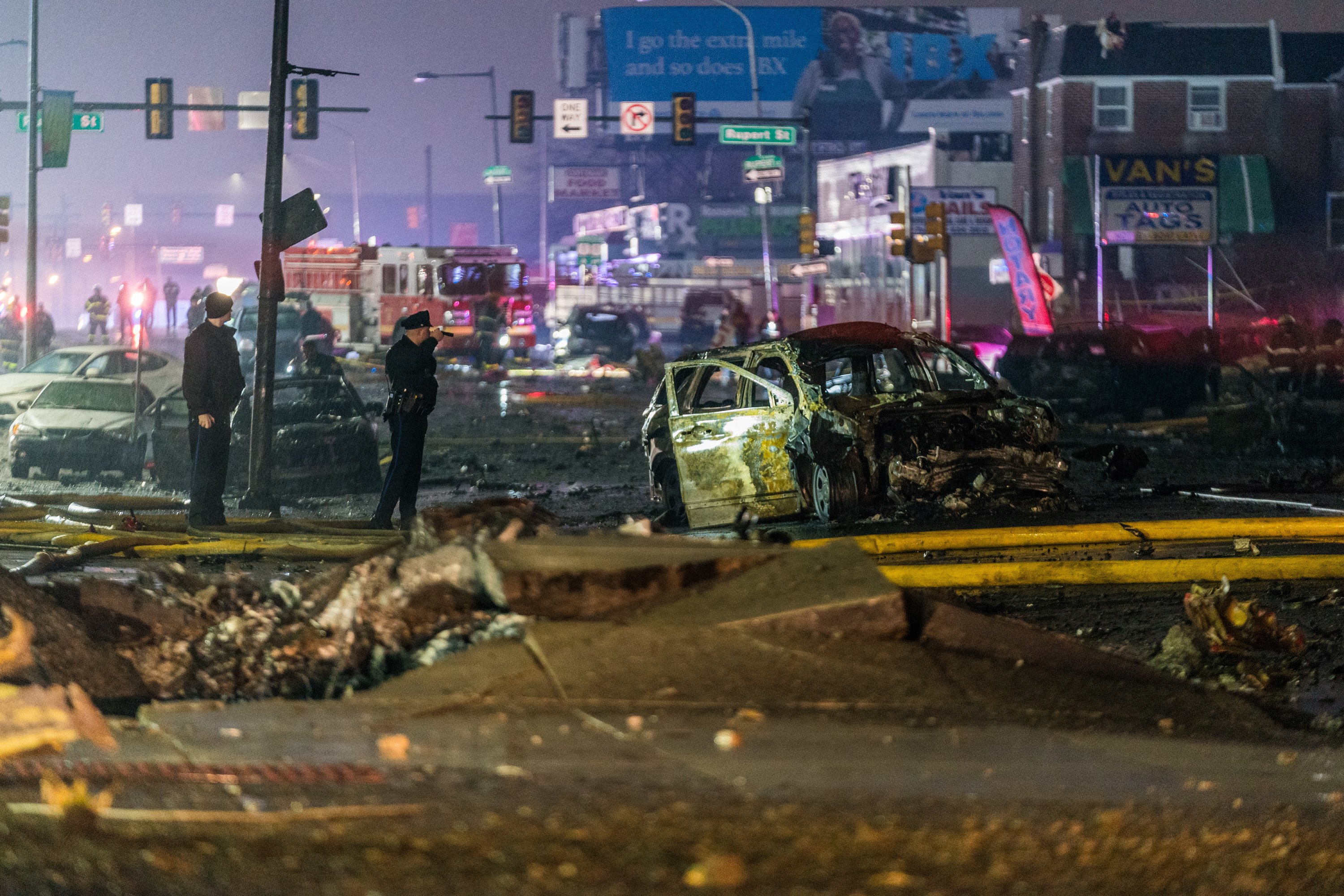 Blick auf die Wrackteile eines Kleinflugzeugs, das am 31. Januar 2025 in einem Wohngebiet in Philadelphia abstürzt | Quelle: Getty Images