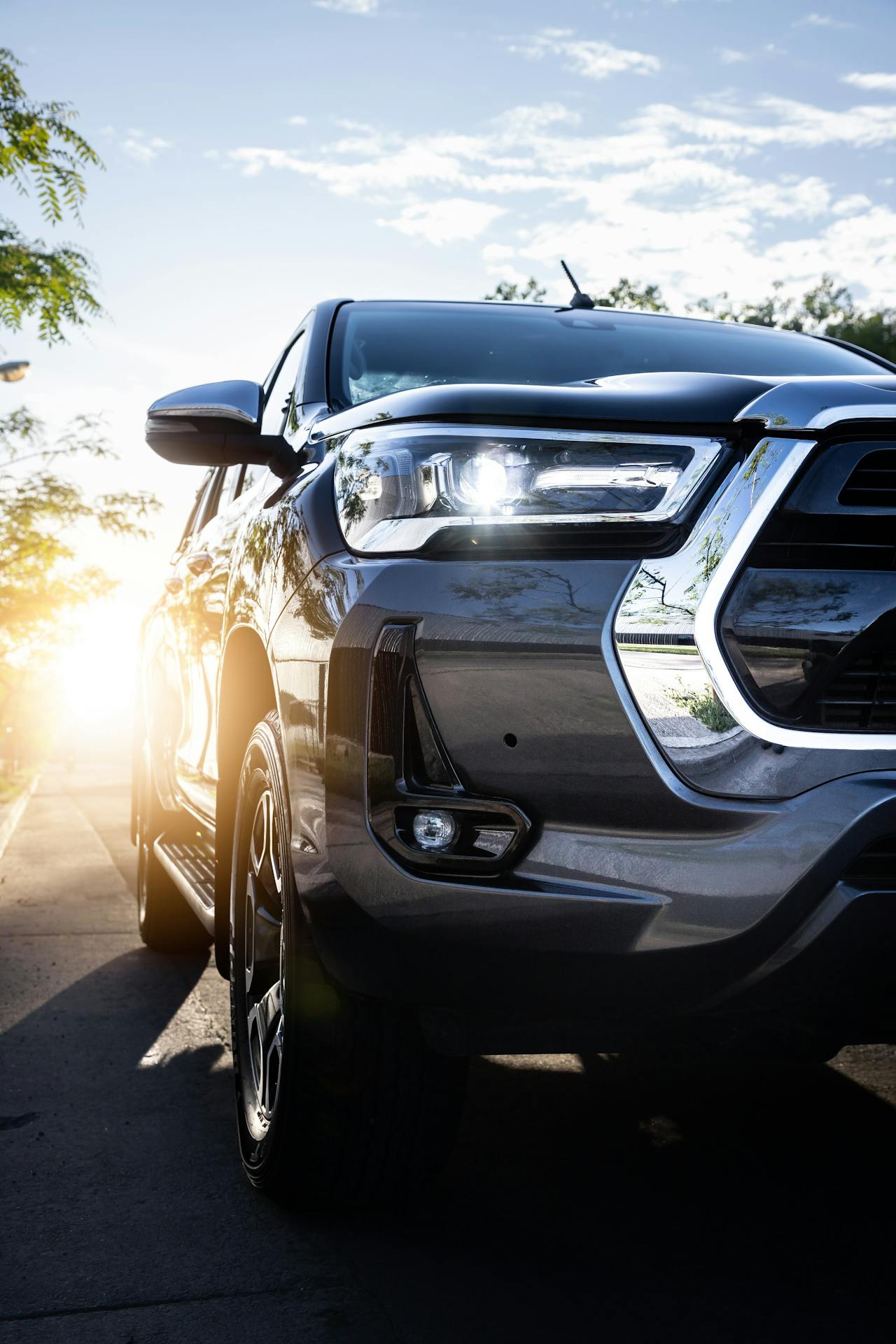 Ein schwarzer SUV auf der Straße | Quelle: Pexels