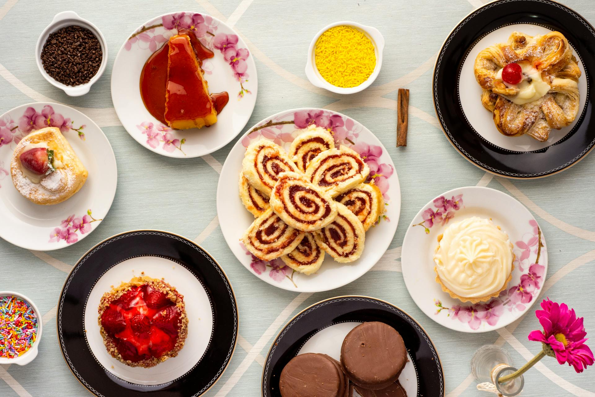 Eine Vielzahl von Desserttellern auf einem Tisch | Quelle: Pexels