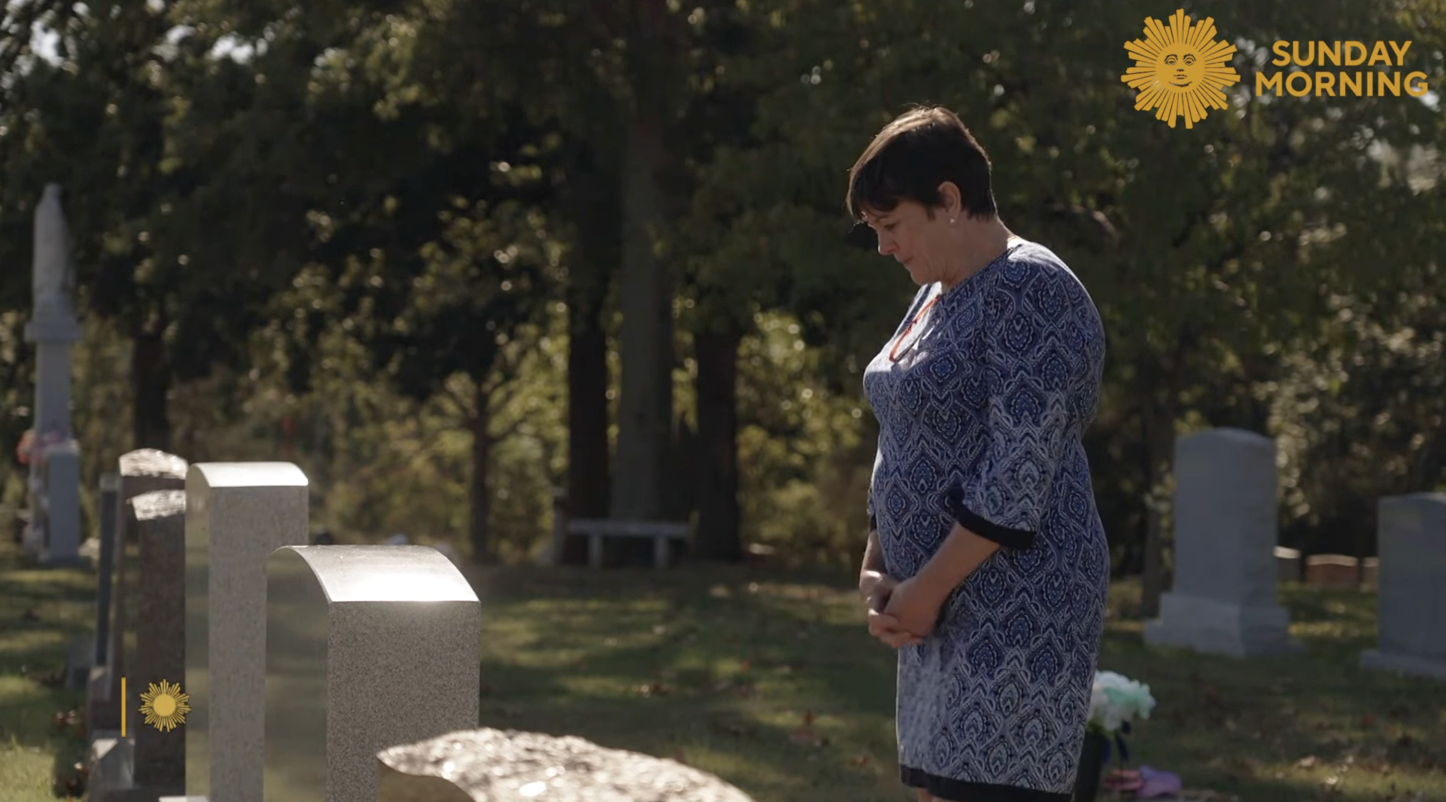 Oma Peggy besucht das Grab ihres Enkels Sam Crowe, wie in einem Video vom 22. Oktober 2023 zu sehen ist. | Quelle: facebook.com/CBSSundayMorning