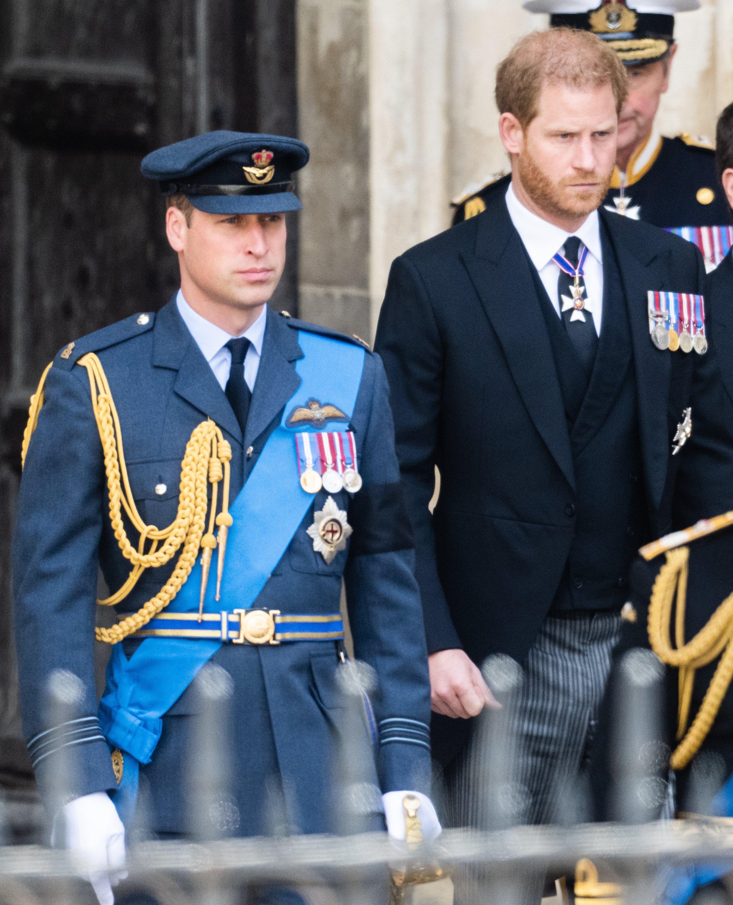 Prinz William, Prinz von Wales, und Prinz Harry, Herzog von Sussex, während der staatlichen Beerdigung von Königin Elizabeth II. in der Westminster Abbey am 19. September 2022 in London, England. | Quelle: Getty Images