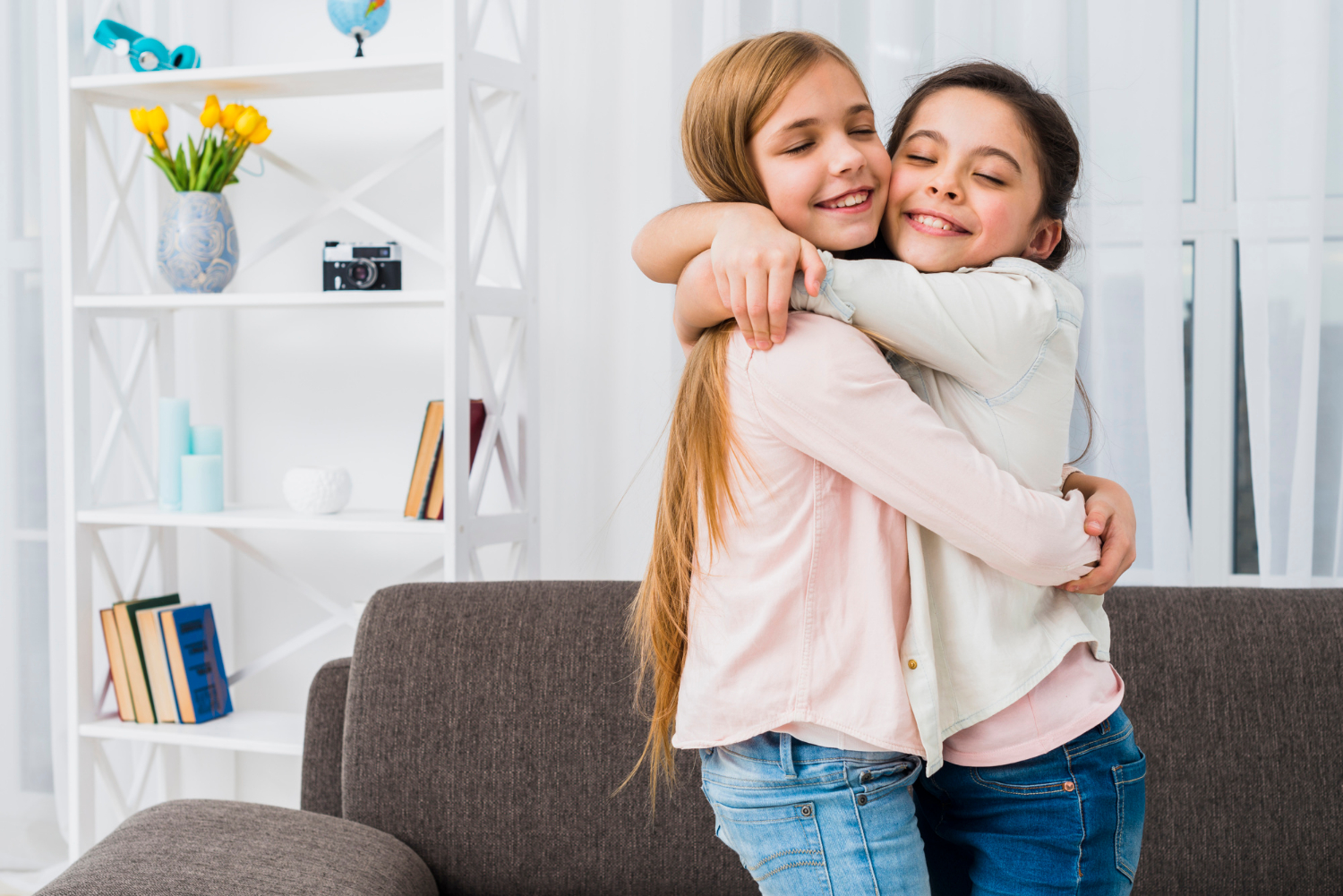 Zwei lächelnde Mädchen, die sich umarmen | Quelle: Freepik