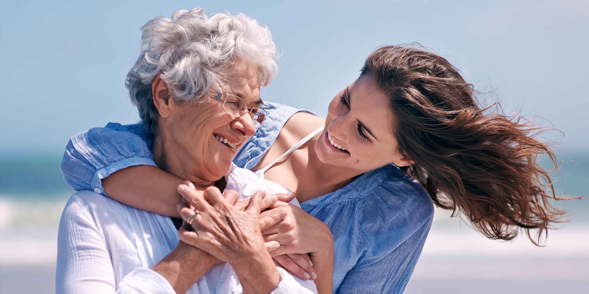 Eine Frau, die ihre Mutter umarmt | Quelle: Shutterstock