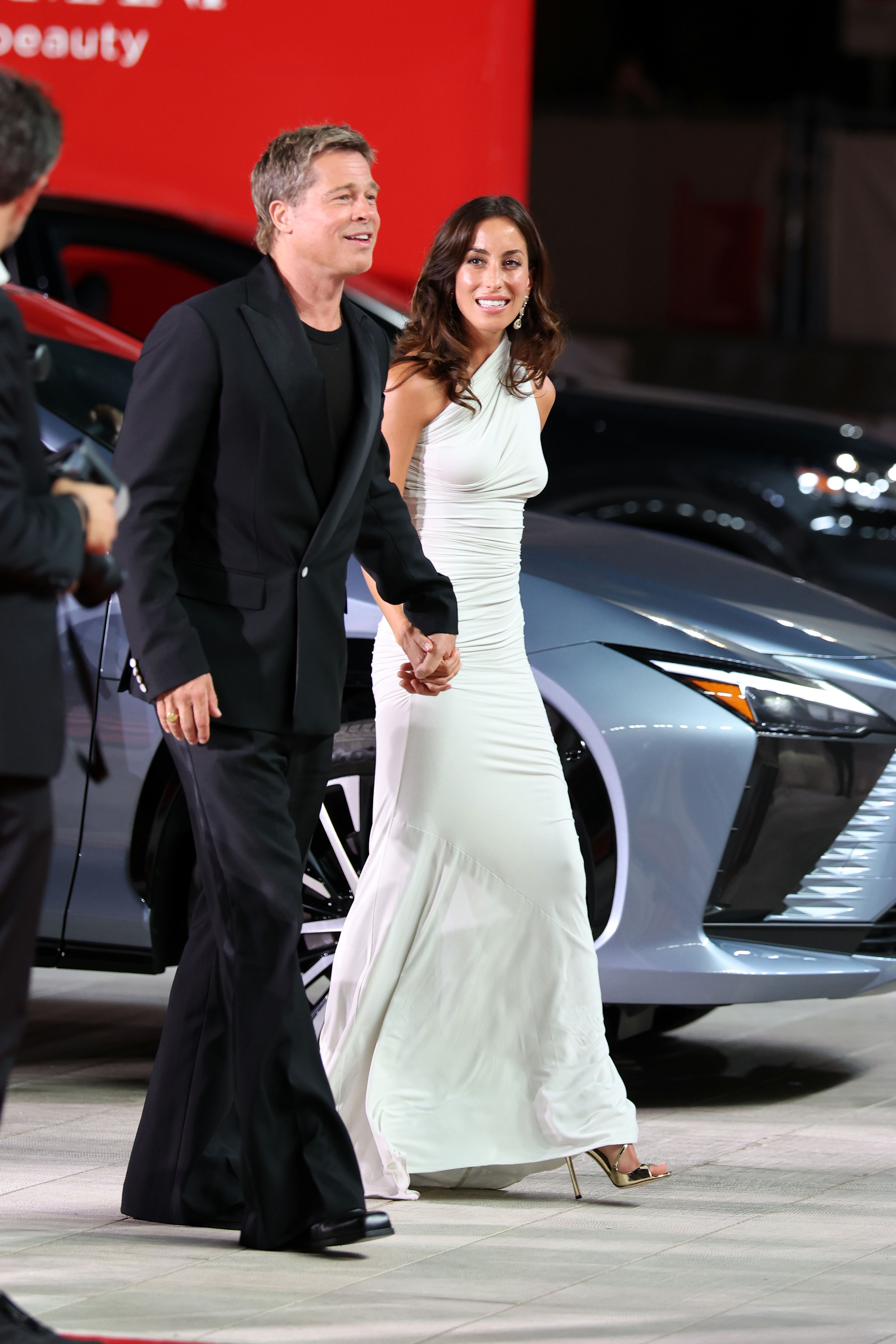 Brad Pitt und Ines de Ramon auf dem Festival. | Quelle: Getty Images