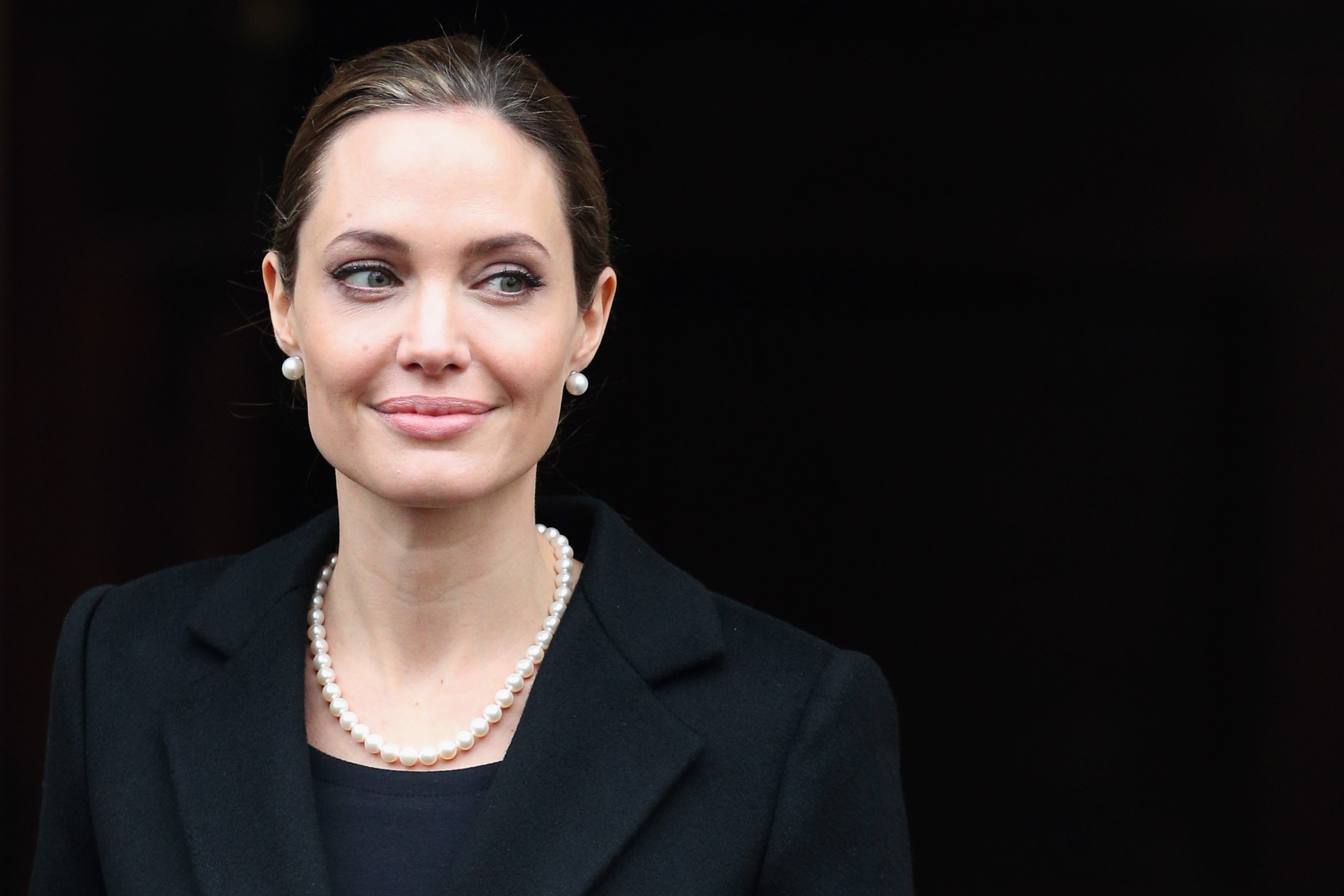 Angelina Jolie verlässt das Lancaster House, nachdem sie an der G8-Außenministerkonferenz am 11. April 2013 in London, England, teilgenommen hat | Quelle: Getty Images