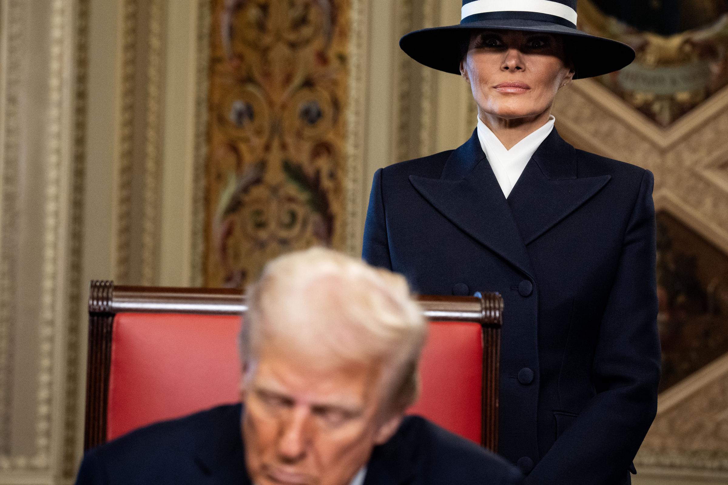 Präsident Donald Trump bei der Unterzeichnung offizieller Dokumente im President's Room mit First Lady Melania Trump im Hintergrund am 20. Januar 2025 im US-Kapitol in Washington, D.C. | Quelle: Getty Images