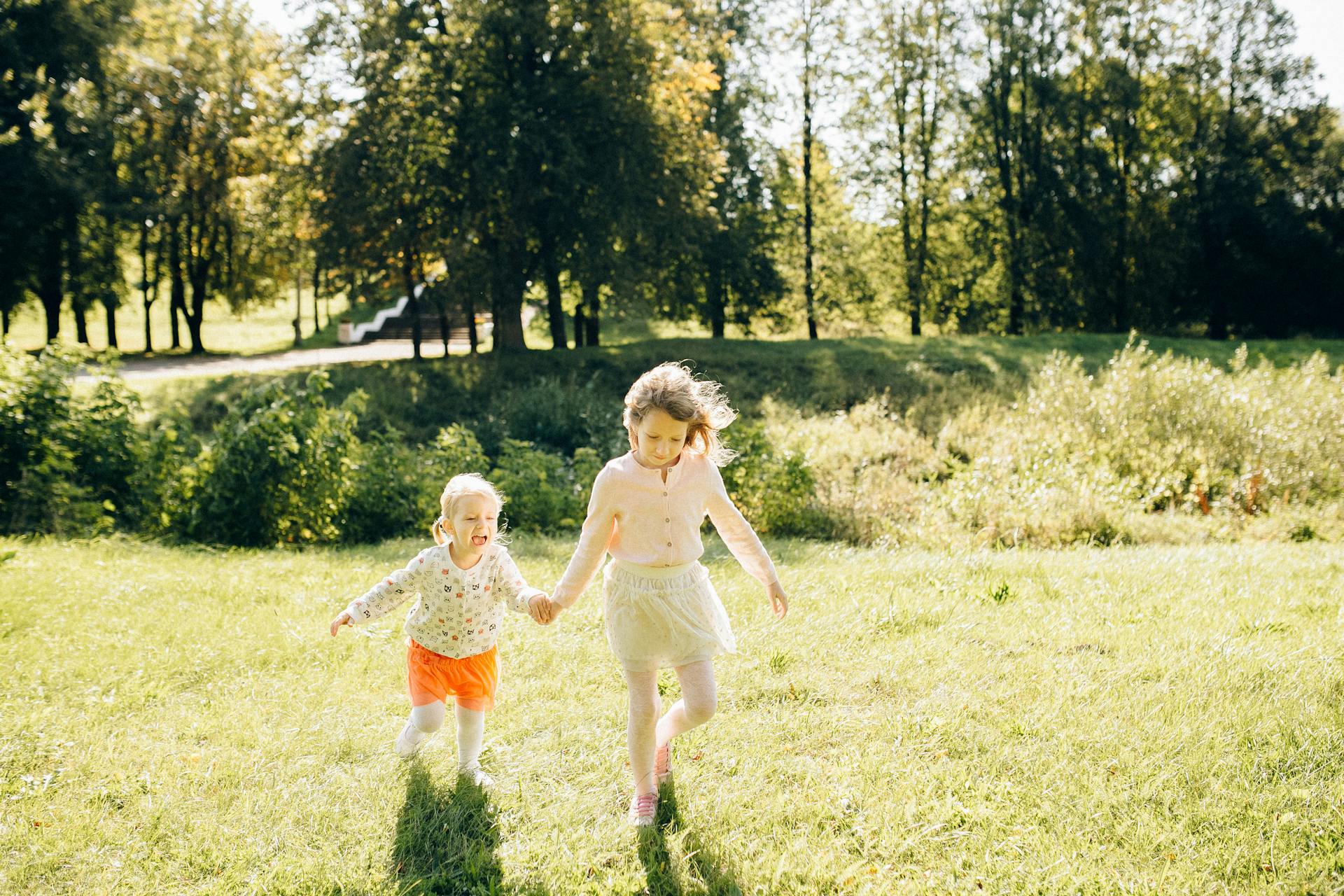 Zwei Mädchen spielen im Garten | Quelle: Pexels