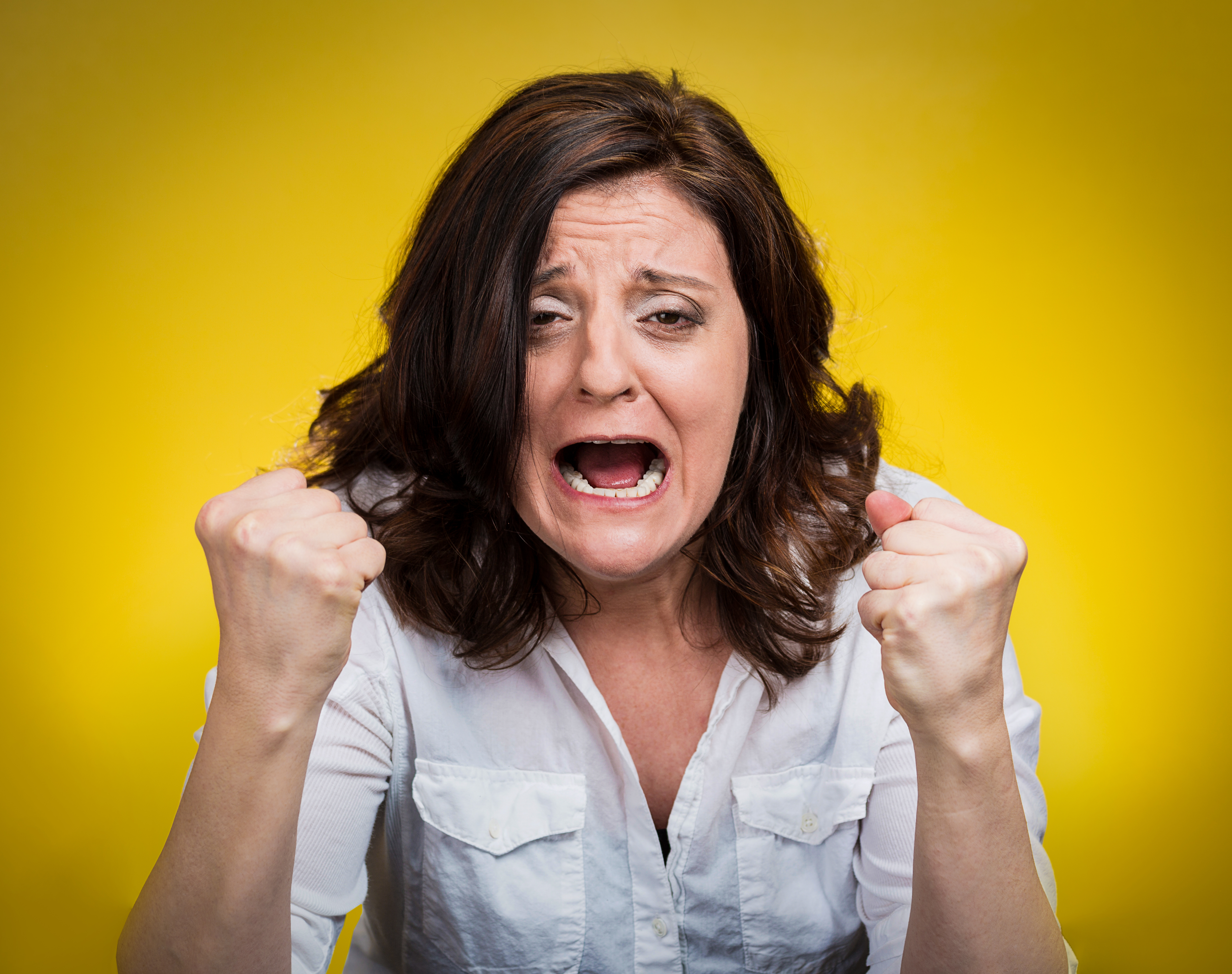 Eine wütende Frau, die schreit | Quelle: Shutterstock
