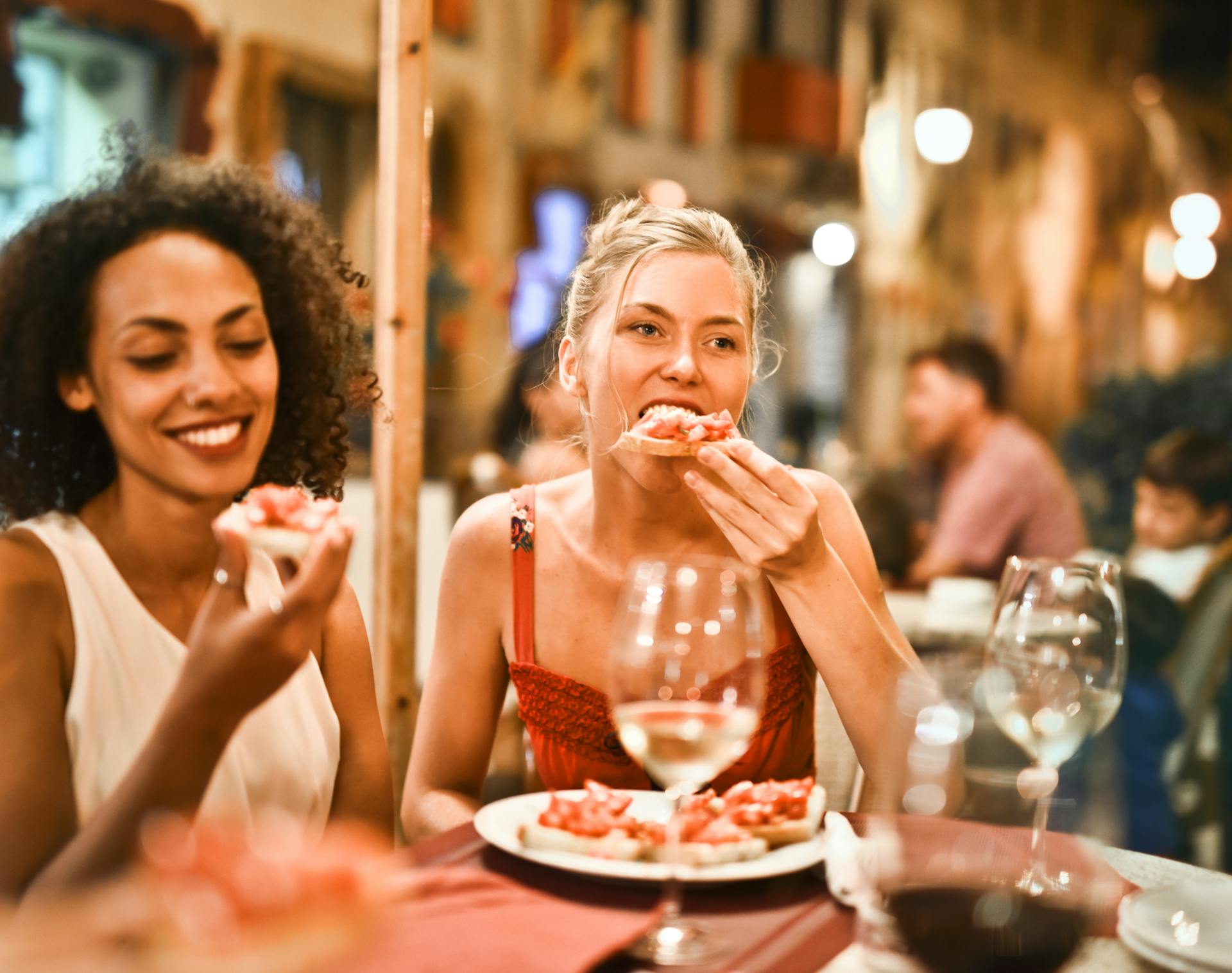 Freunde beim gemeinsamen Abendessen | Quelle: Pexels