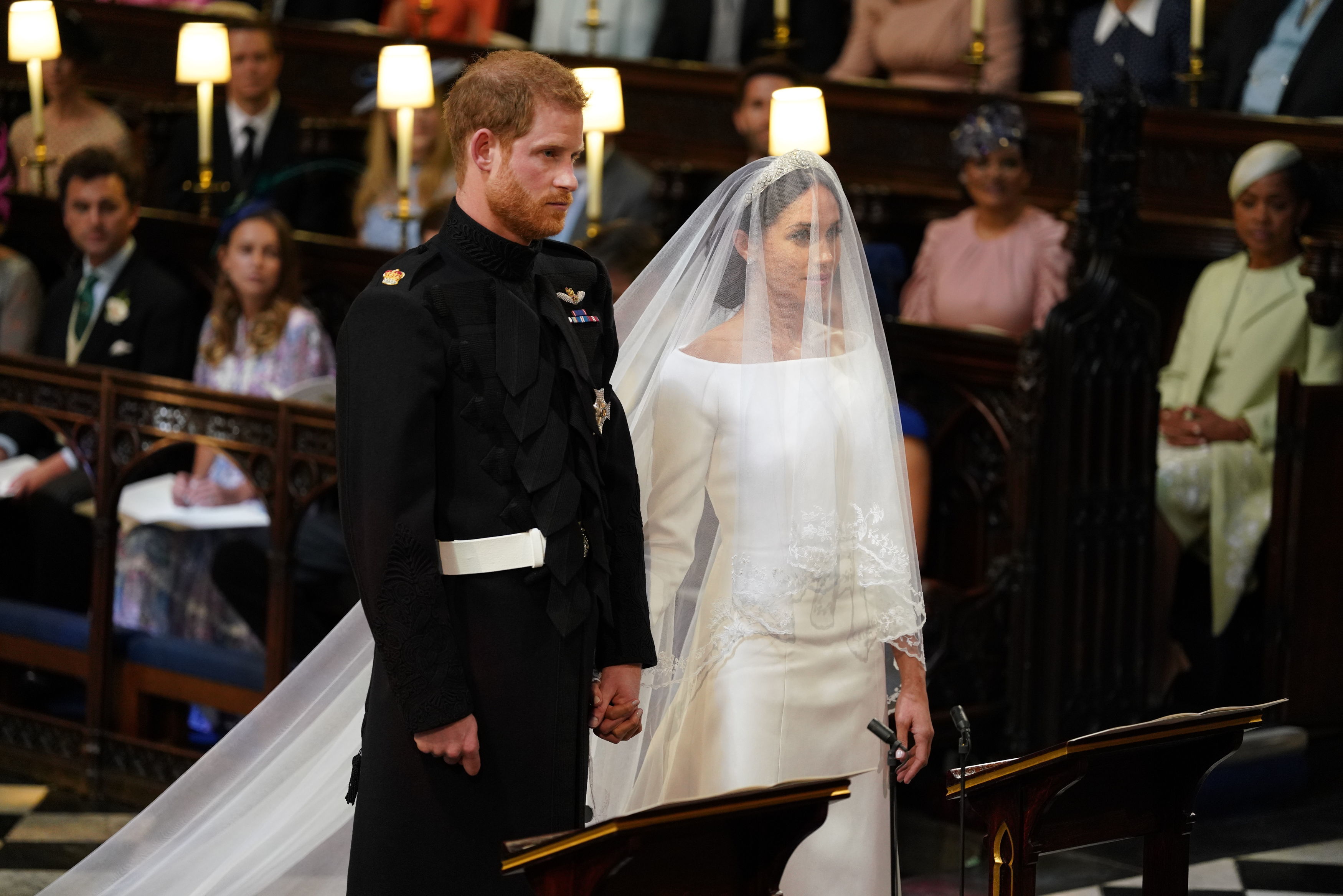 Ihre Hochzeit fand am 19. Mai 2018 in der St. George’s Chapel im Windsor Castle statt, wobei Meghan ein von Clare Waight Keller entworfenes Givenchy-Kleid trug. | Quelle: Getty Images