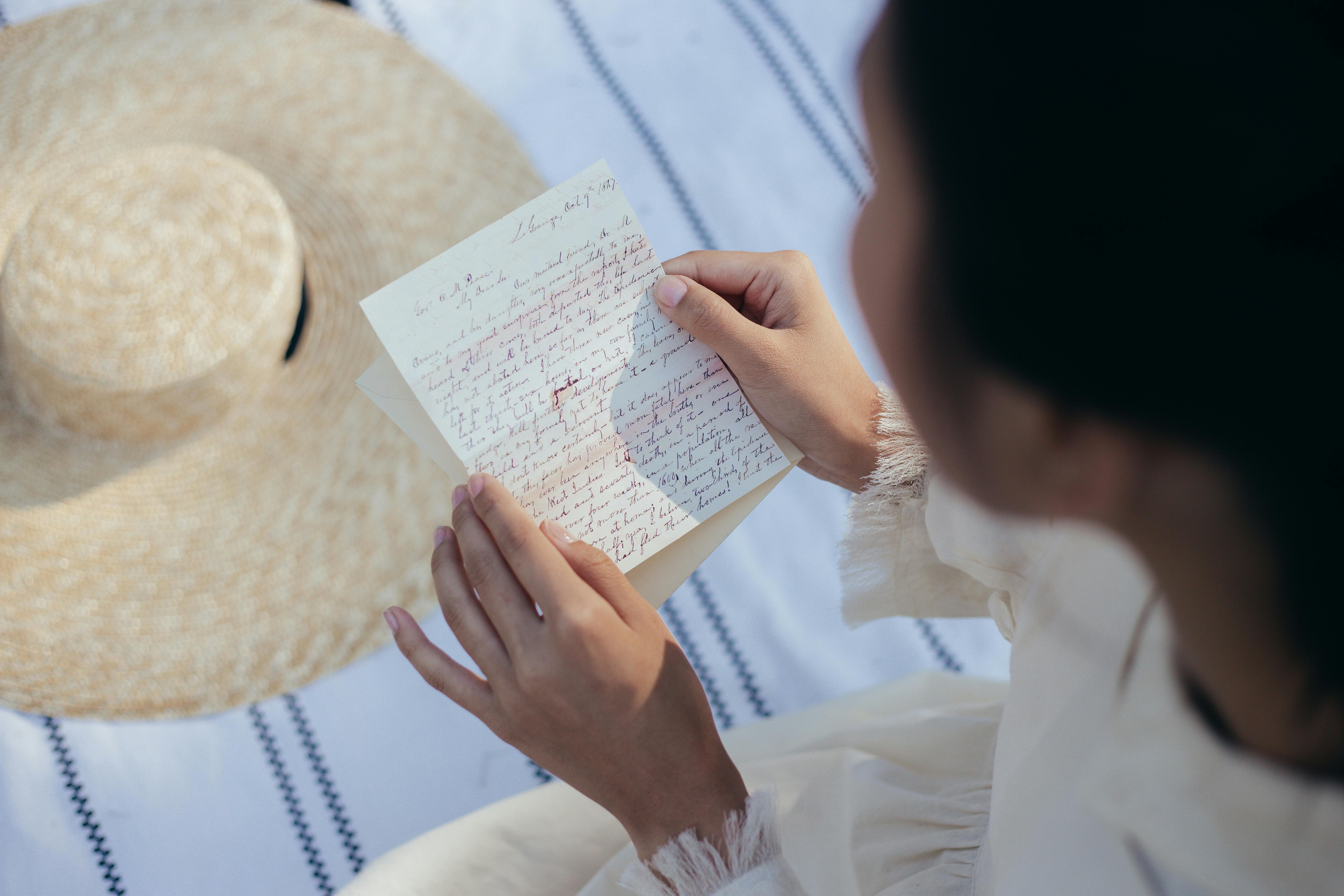 Eine Frau liest einen Brief | Quelle: Pexels