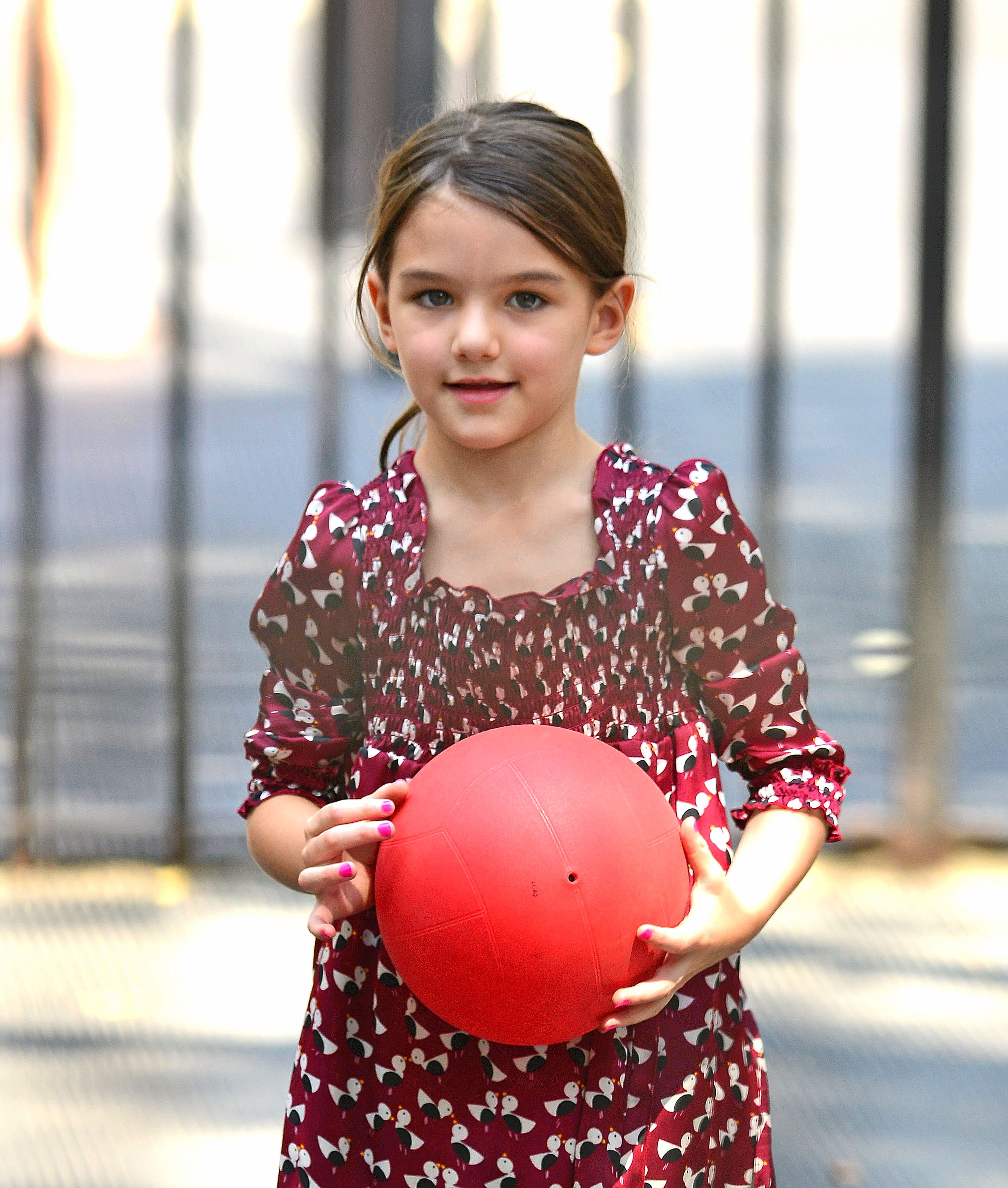 Suri Cruise spielt auf dem Bleecker Playground am 25. August 2012 in New York City. | Quelle: Getty Images