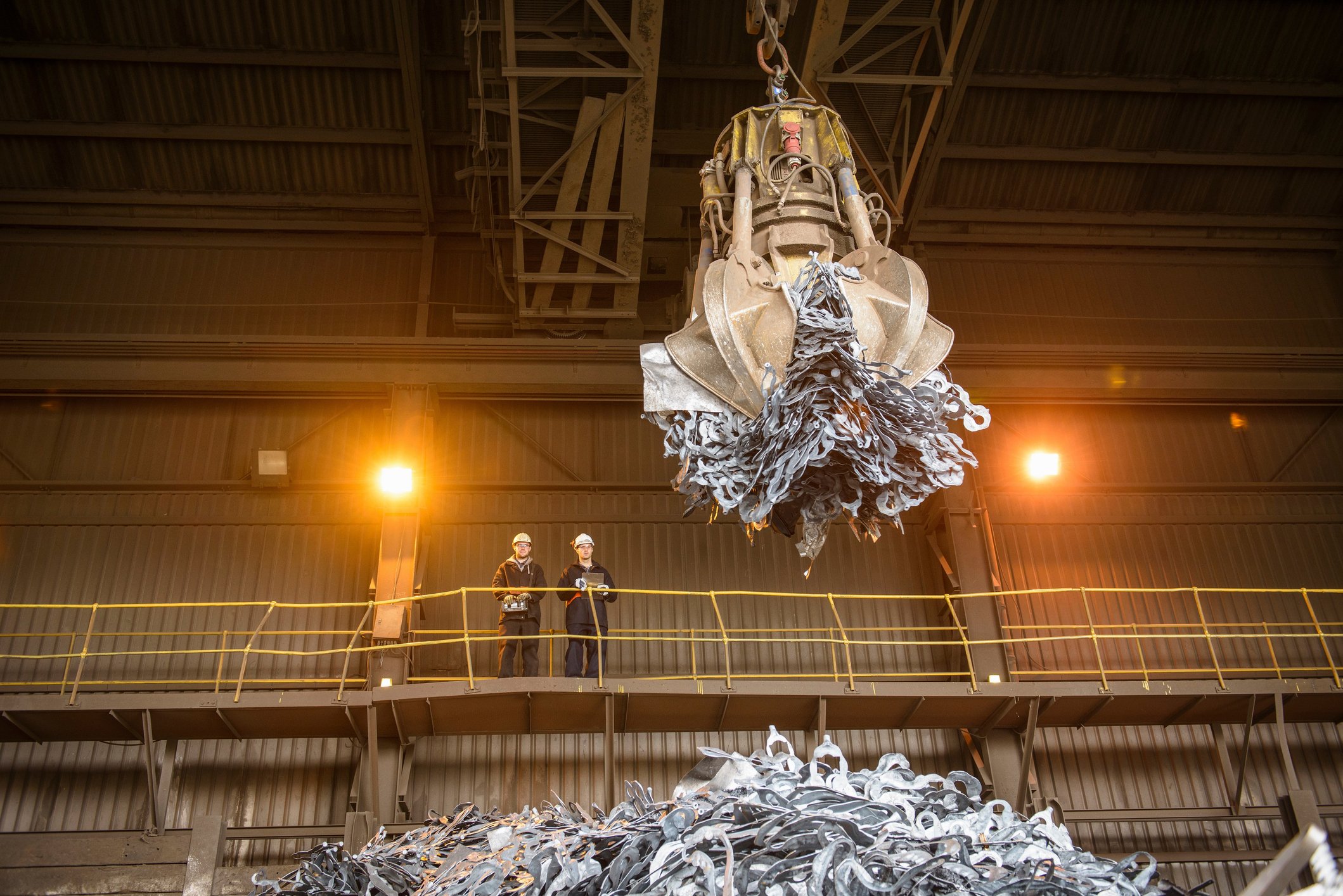 Arbeiter, die Schrott in Stahlgießerei beobachten I Quelle: Getty Images