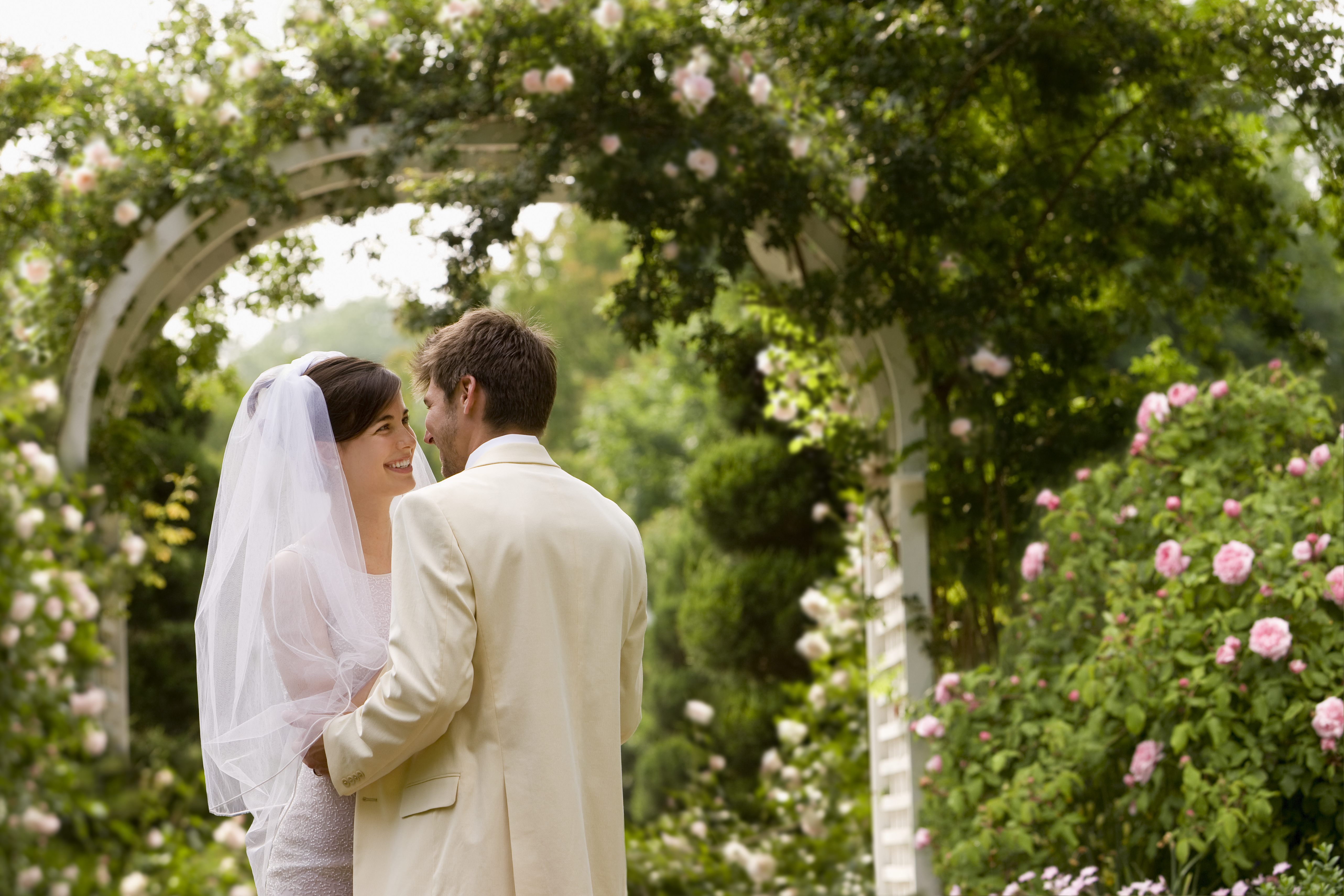 Junges Paar beim Heiraten im Garten | Quelle: Getty Images