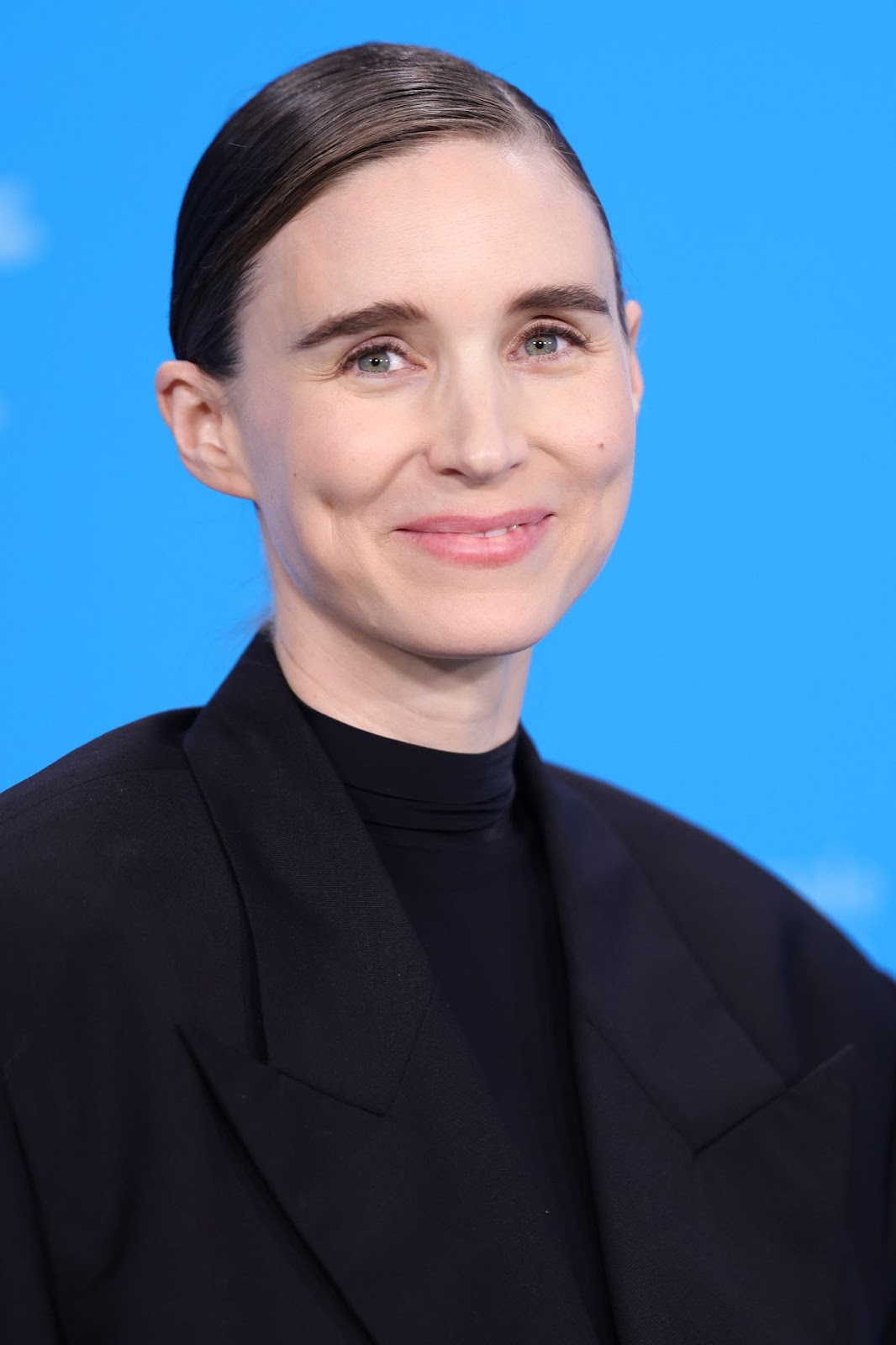 Rooney Mara besuchte die 74. Internationalen Filmfestspiele Berlinale 2024 in Berlin, wo sie stolz ihren Babybauch zeigte und damit Eleganz und Vorfreude auf die internationale Veranstaltung brachte. | Quelle: Getty Images