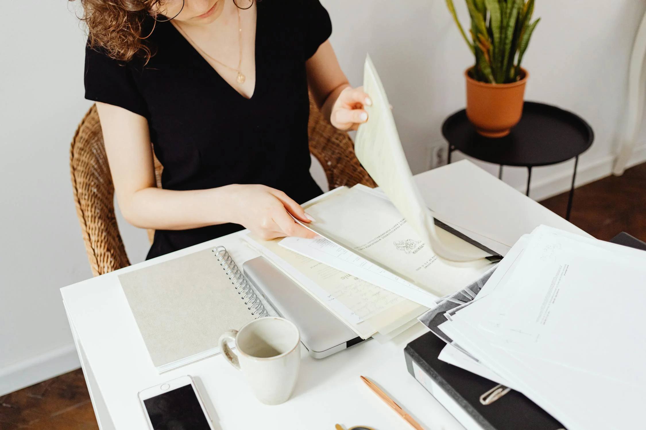 Eine Frau sieht Dokumente durch | Quelle: Pexels