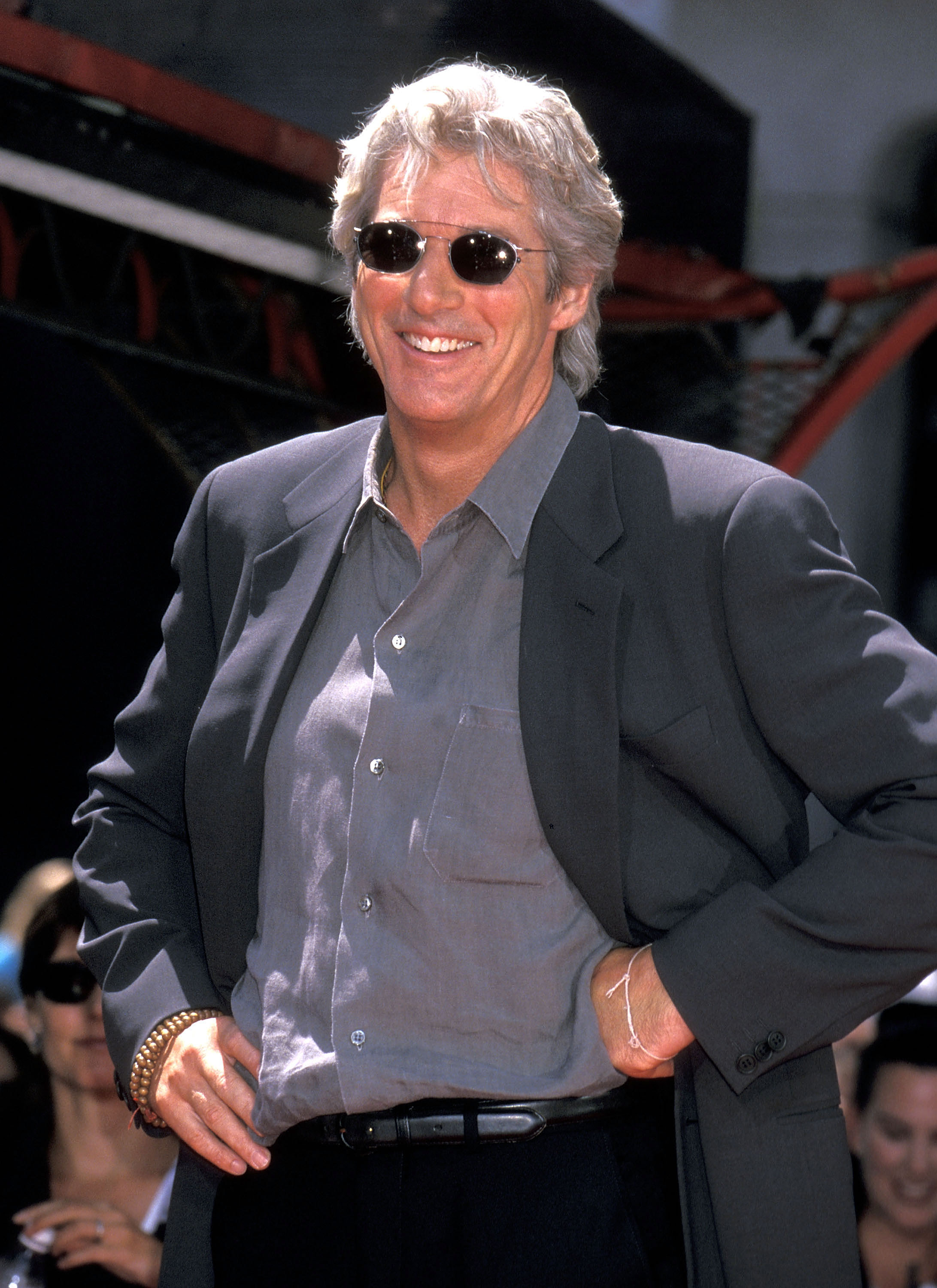 Richard Gere steckt am 26. Juli 1999 im Mann's Chinese Theatre in Hollywood, Kalifornien, seine Hände und Füße in Zement. | Quelle: Getty Images