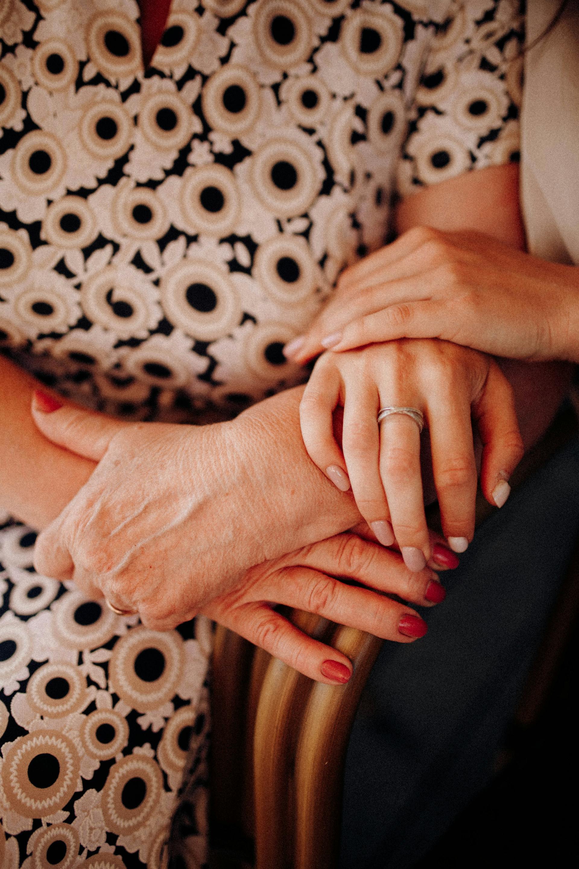 Eine Frau hält die Hände ihrer Mutter | Quelle: Pexels