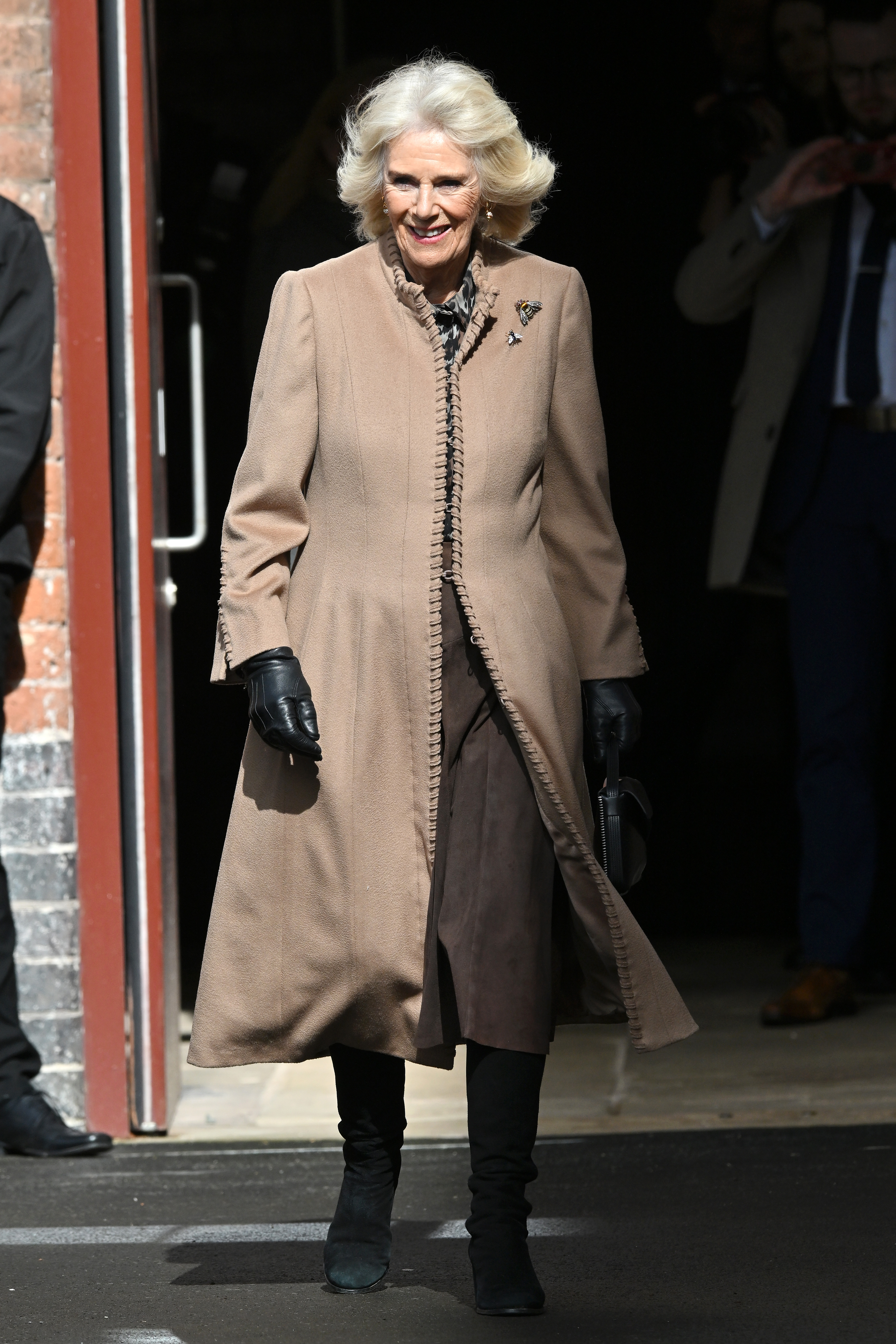 Königin Camilla bei ihrem Besuch auf dem Farmers' Market am 27. März 2024 in Shrewsbury, England | Quelle: Getty Images