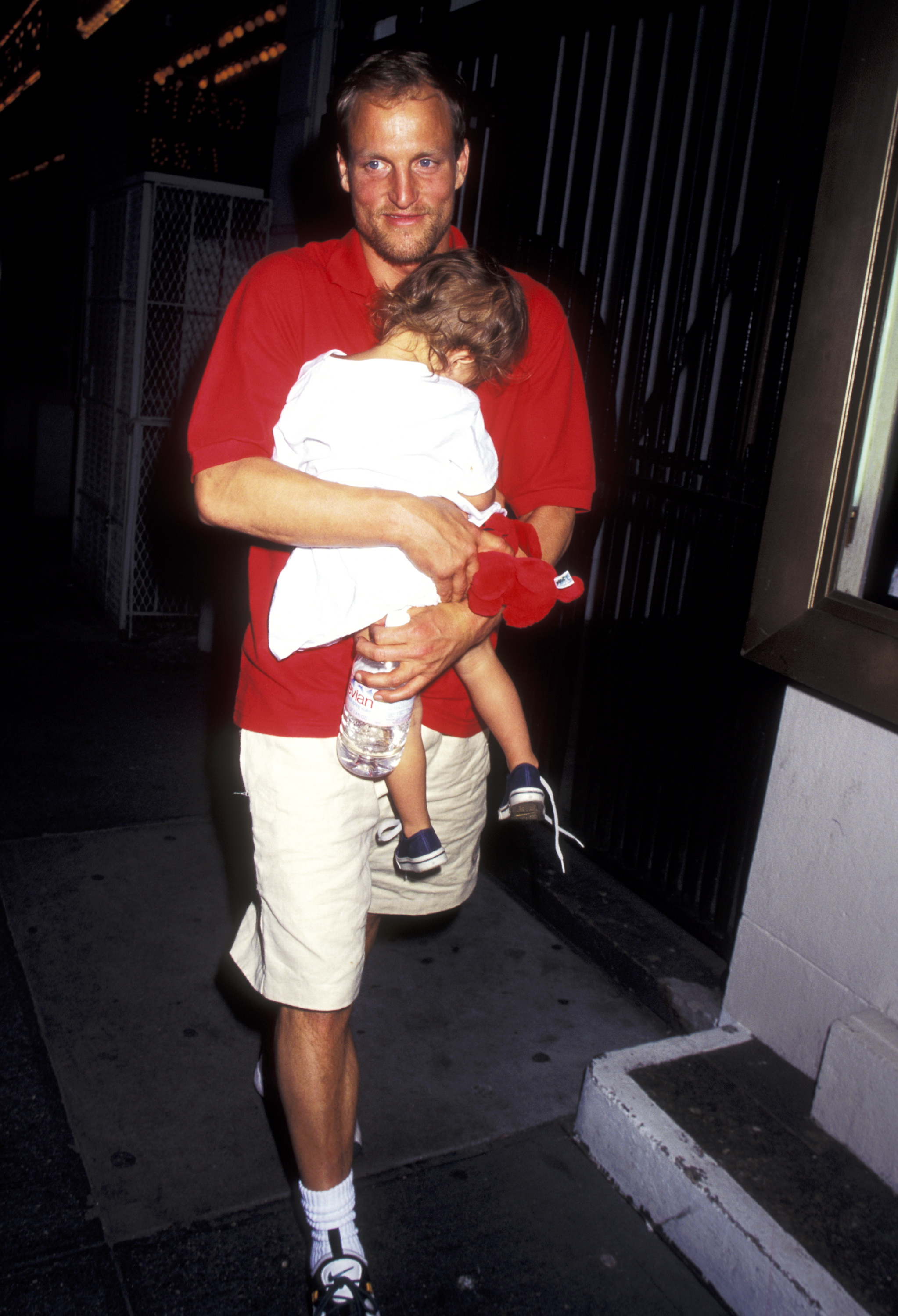 Woody Harrelson und seine Tochter Deni Montana Harrelson bei der Theateraufführung von "Hamlet" im Juli 1995 im Belasco Theatre in New York City. | Quelle: Getty Images