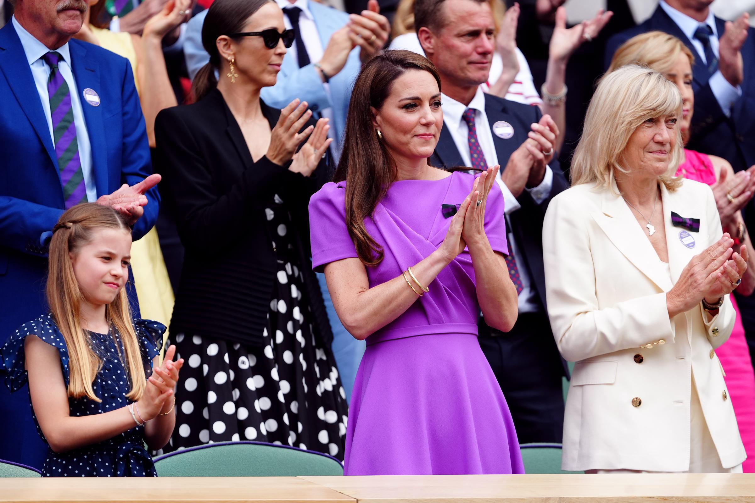 Prinzessin Charlotte, Kate Middleton und Deborah Jevans fotografiert in der königlichen Loge bei den Wimbledon Championships am 14. Juli 2024 in London, England. | Quelle: Getty Images