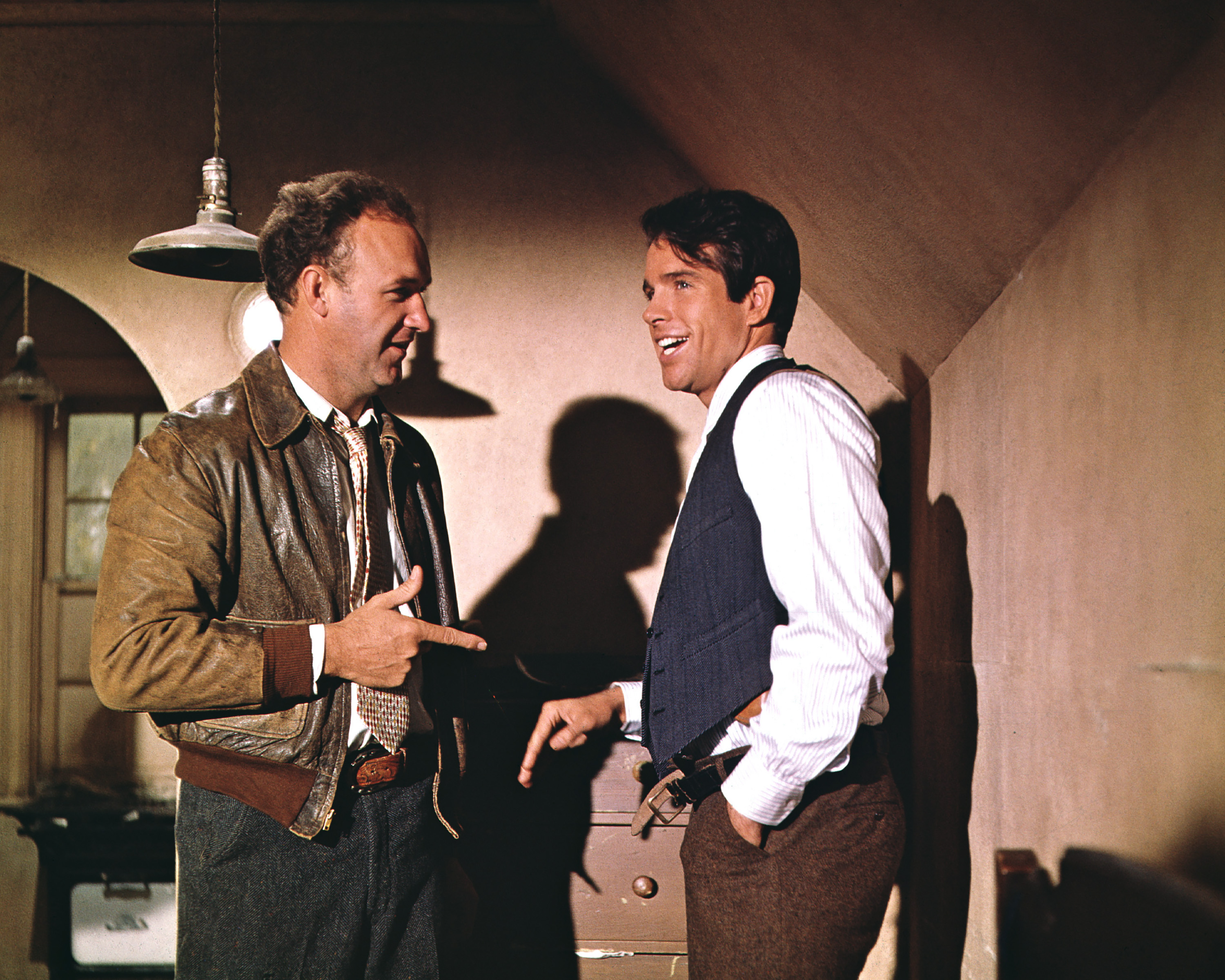 Warren Beatty als Clyde Barrow und Gene Hackman als Buck Barrow in dem Film "Bonnie and Clyde", 1967 | Quelle: Getty Images