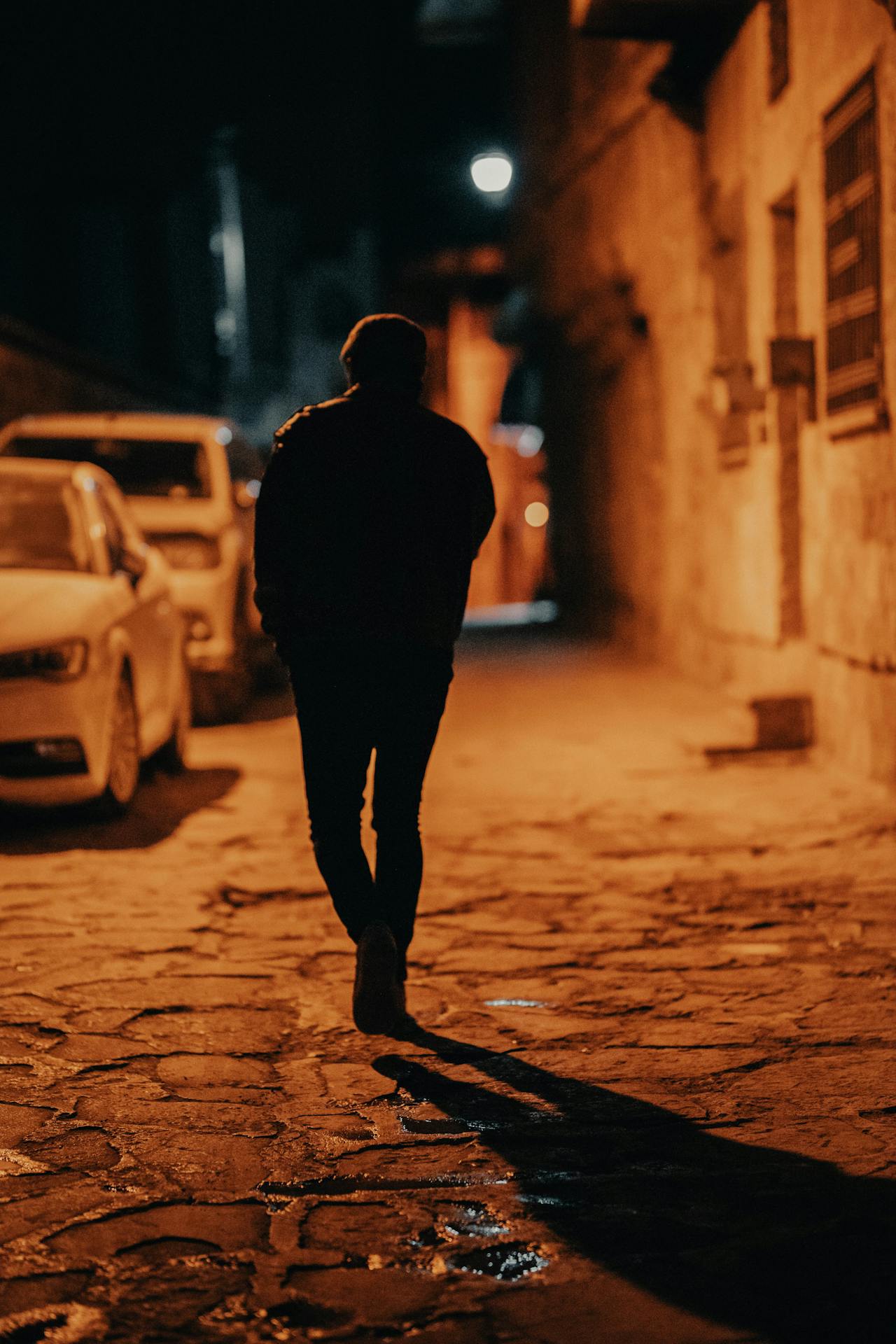 Ein Mann, der auf der Straße geht | Quelle: Pexels